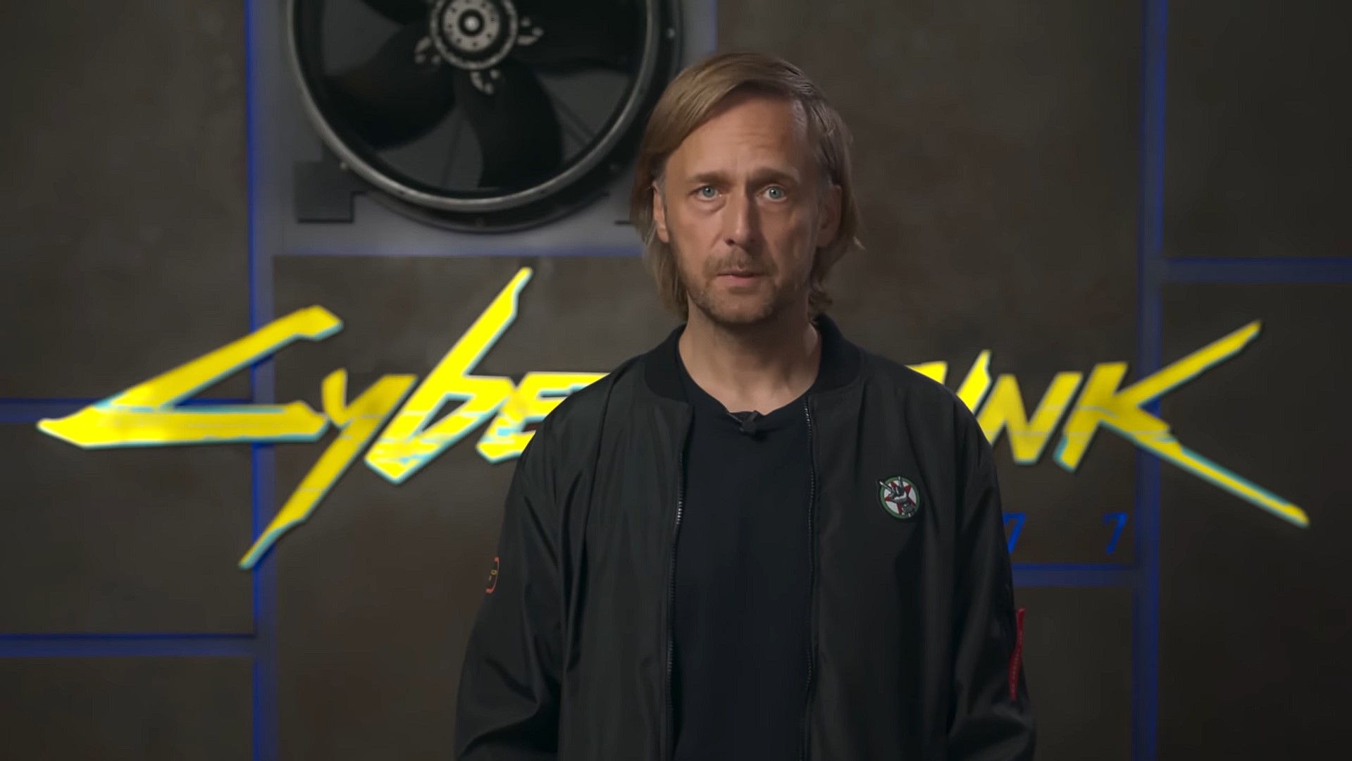 針對《電馭叛客 2077》上市以來的風波,CD Projekt共同創辦人Marcin Iwiński親上火線,透過影片向玩家道歉。(翻攝自Cyberpunk 2077官方YouTube頻道)