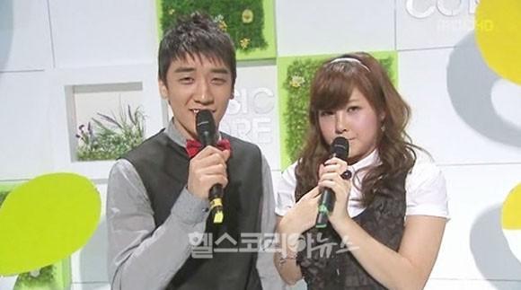 松雨(右)和勝利主持《MUSIC CORE》時因腫脹的臉部而引發觀眾熱議。(翻攝自healthkorea news)