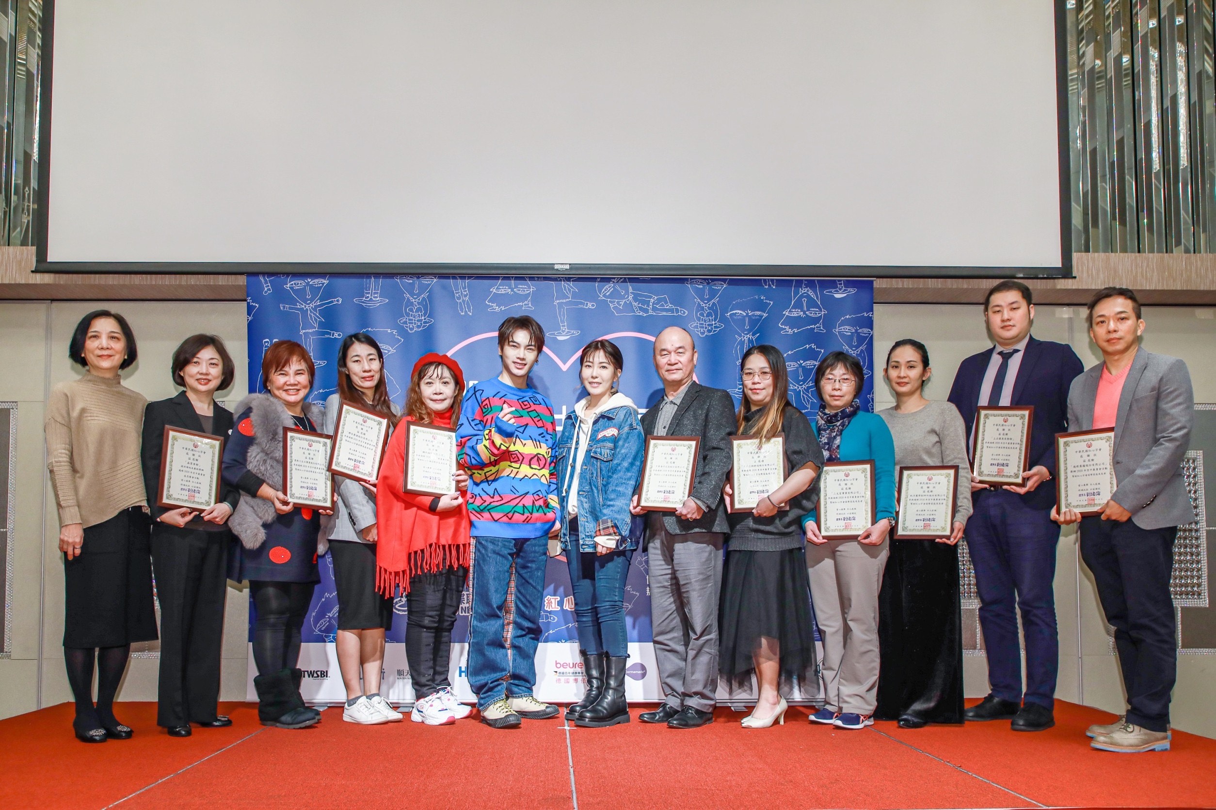 紅心字會與飛碟電台舉辦的「空中義賣會」募款90萬元，古曜威、唐芯當場加碼捐款。（紅心字會、飛碟電台提供）