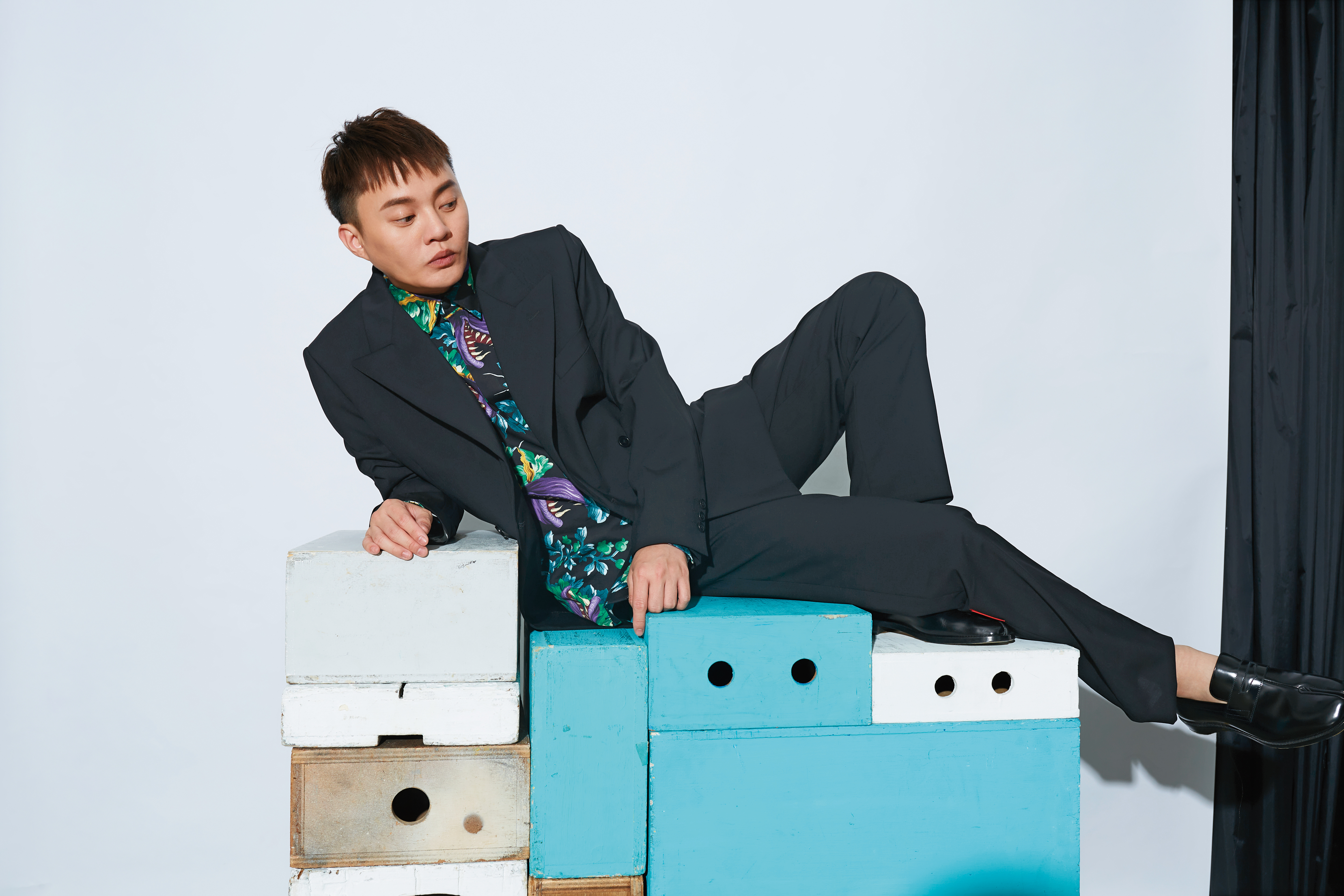 父親的教誨影響許富凱甚大，對於工作的敬業、投入，還有待人接物的態度，甚至影響他愛上日本演歌。