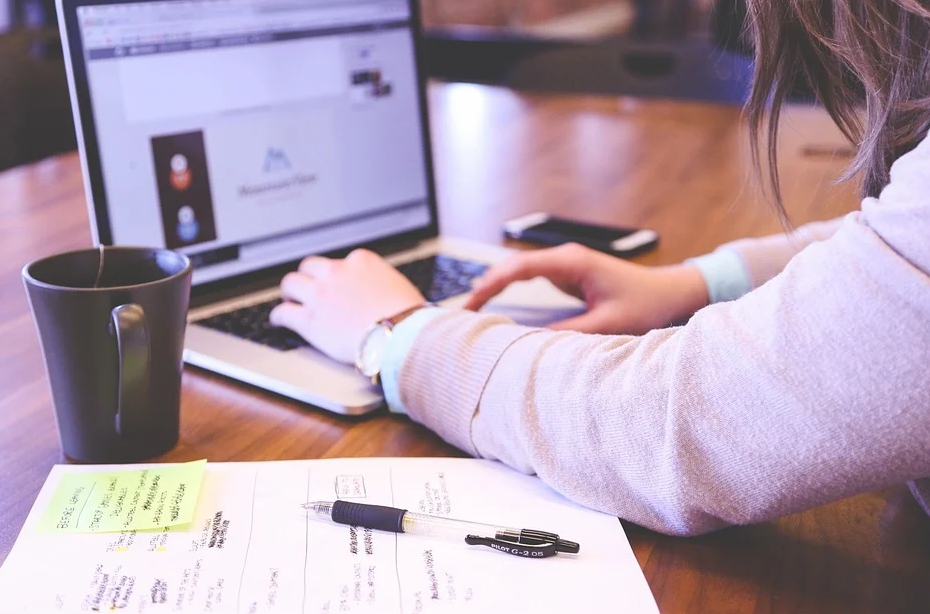 表裡不一還被抓包，主打「自信即美麗」的精品店鬧出嚴重公關危機，該店男老闆嫌求職者長得「沒那麼可愛」，用詞輕佻還誤將信件寄給求職者本人，信件曝光後一發不可收拾。