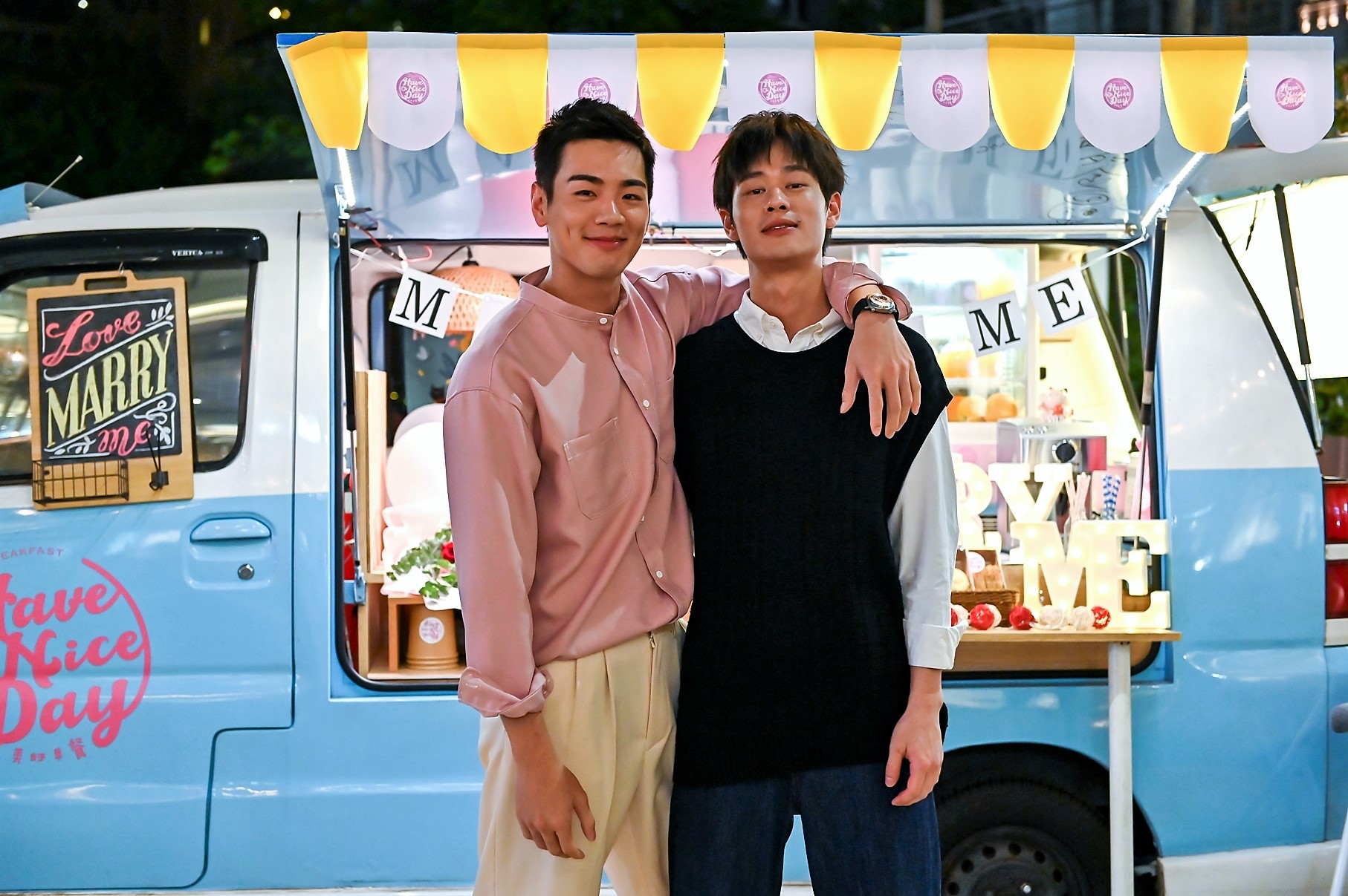 夏騰宏(右)透露私下不善於傾聽的他,在戲裡的「暖男」技巧全靠禾浩辰(左)傳授。(三立提供)