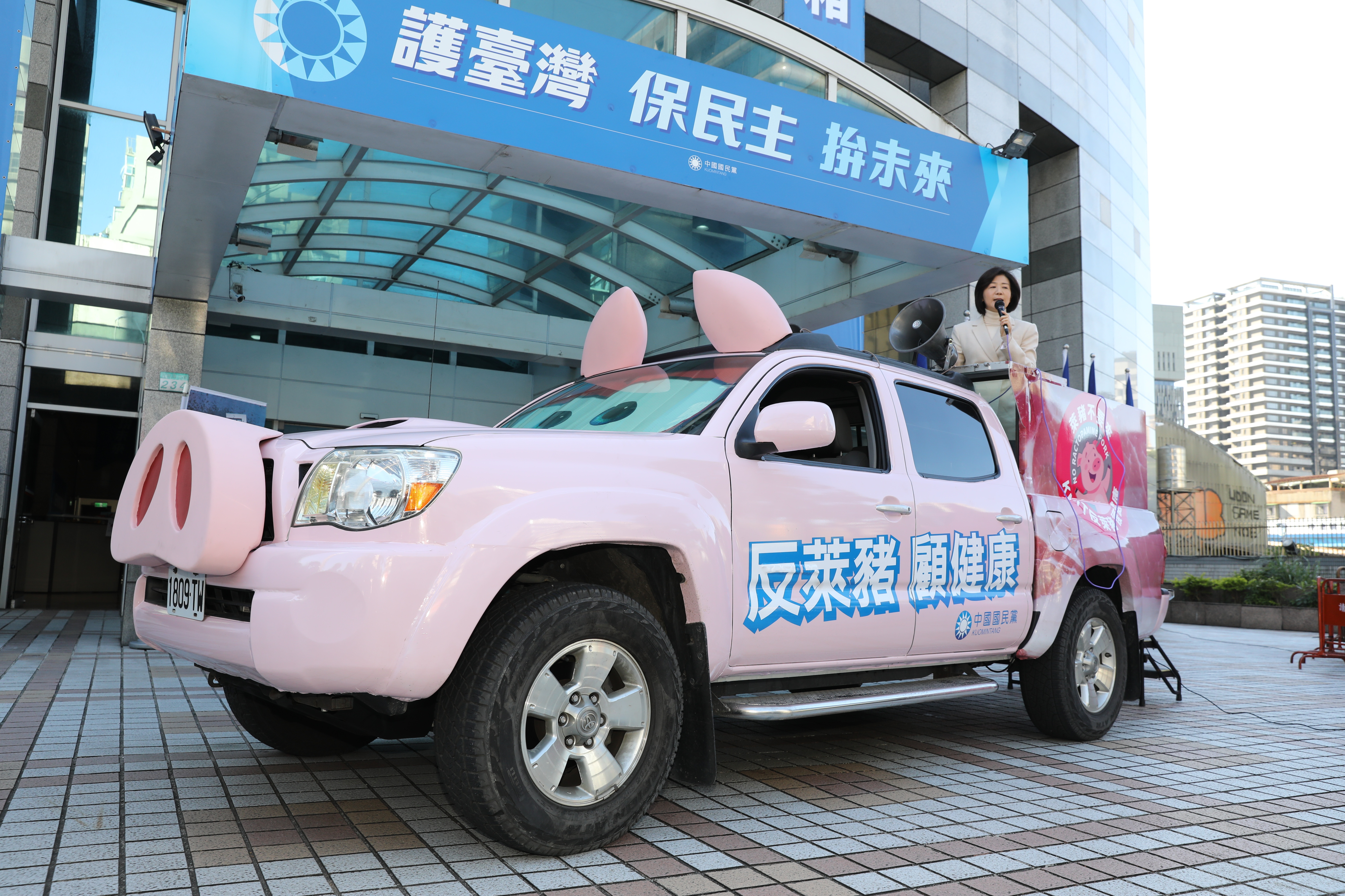 國民黨今公開亮相「反萊豬」皮卡車，遭到交通部公路總局認定違規改裝，若上路將開罰新台幣900元至1,800元。
