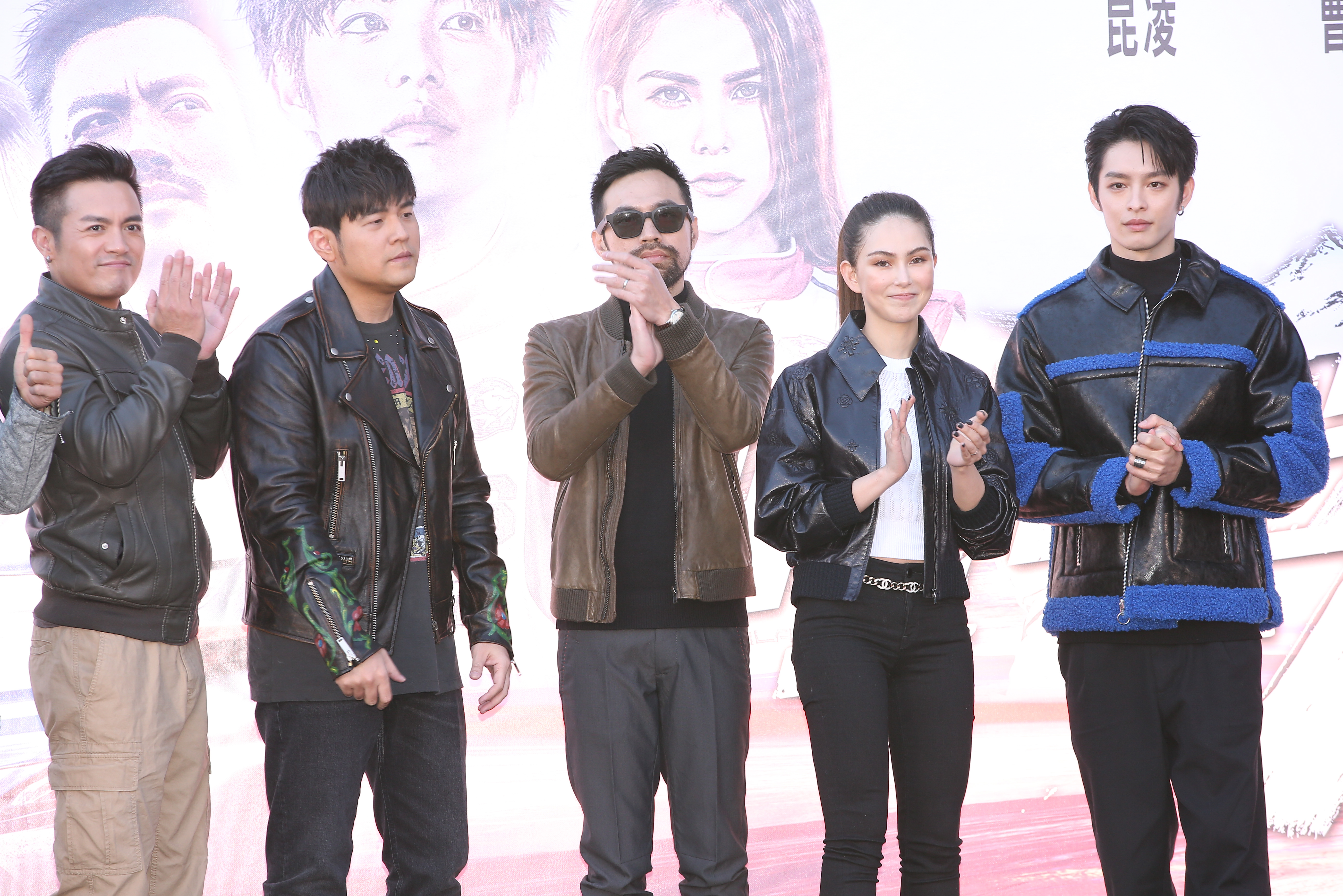 周杰倫與昆凌難得在台灣公開合體同框，但中間仍隔了《叱咤風雲》的導演陳奕先。