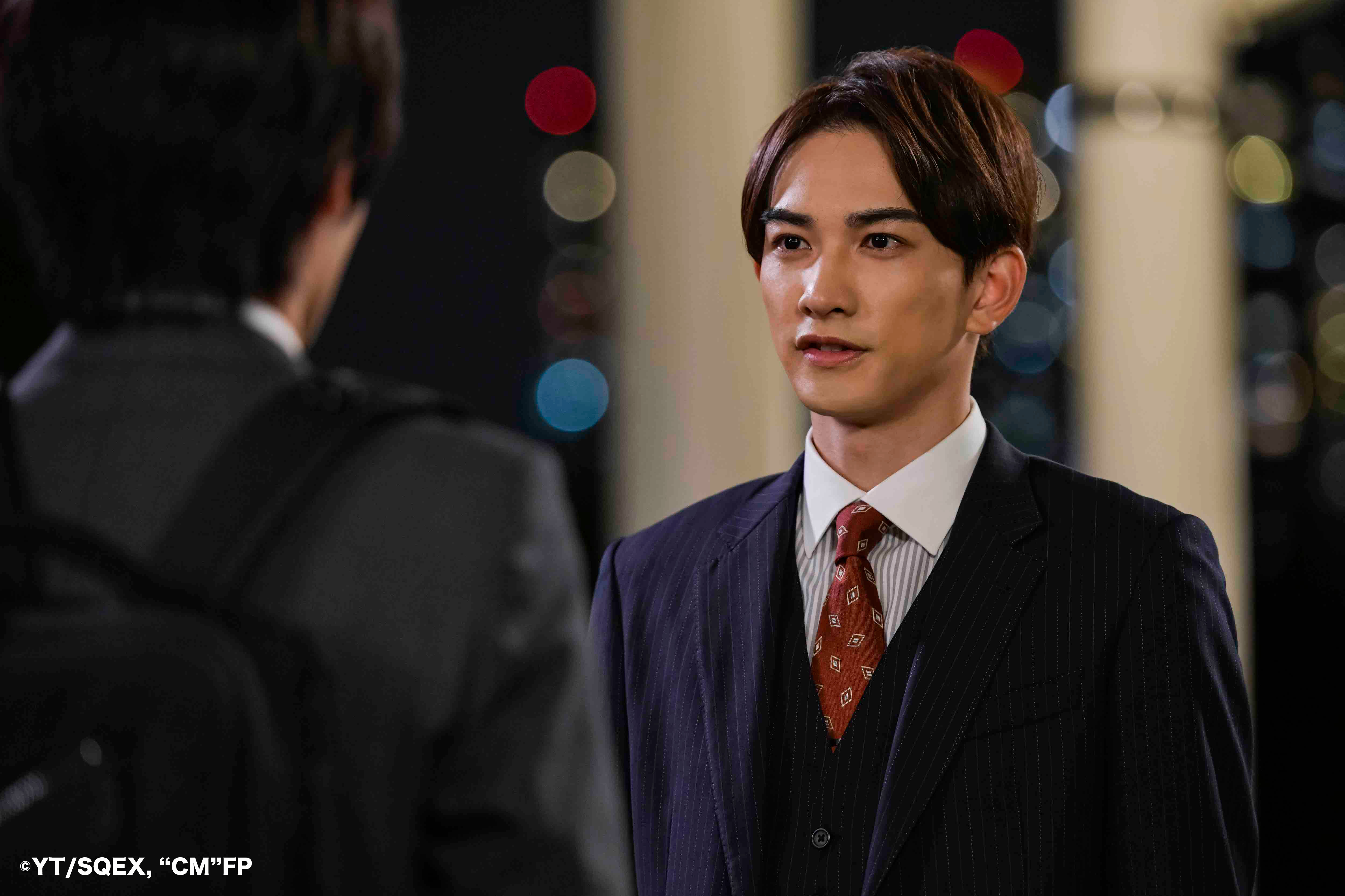 町田啓太（右）在《如果30歲還是處男，似乎就能成為魔法師》飾演工作能力與外型都完美的黑澤。（LDH提供）