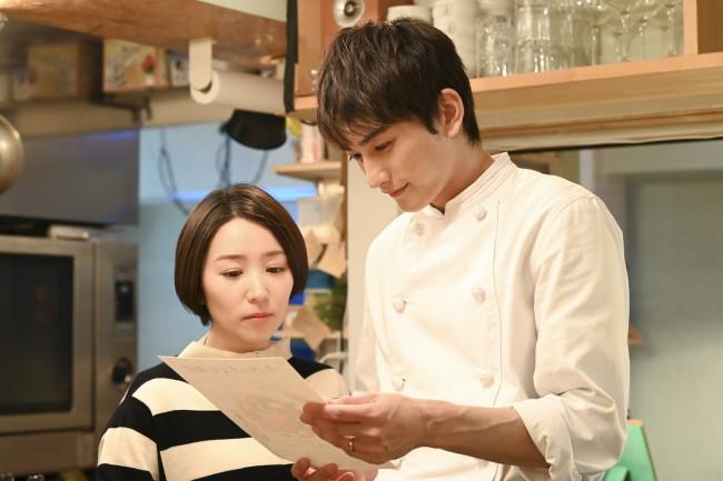 町田啓太（右）在《Guilty這個戀愛有罪嗎？》中飾演型男主廚。（翻攝自富士電視台）