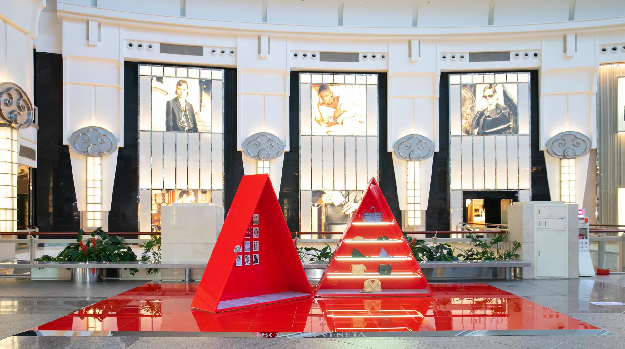 BOTTEGA VENETA快閃店外觀，以氣勢當頭的紅色三角形呼應新春的喜氣。（Vincent Huang攝）