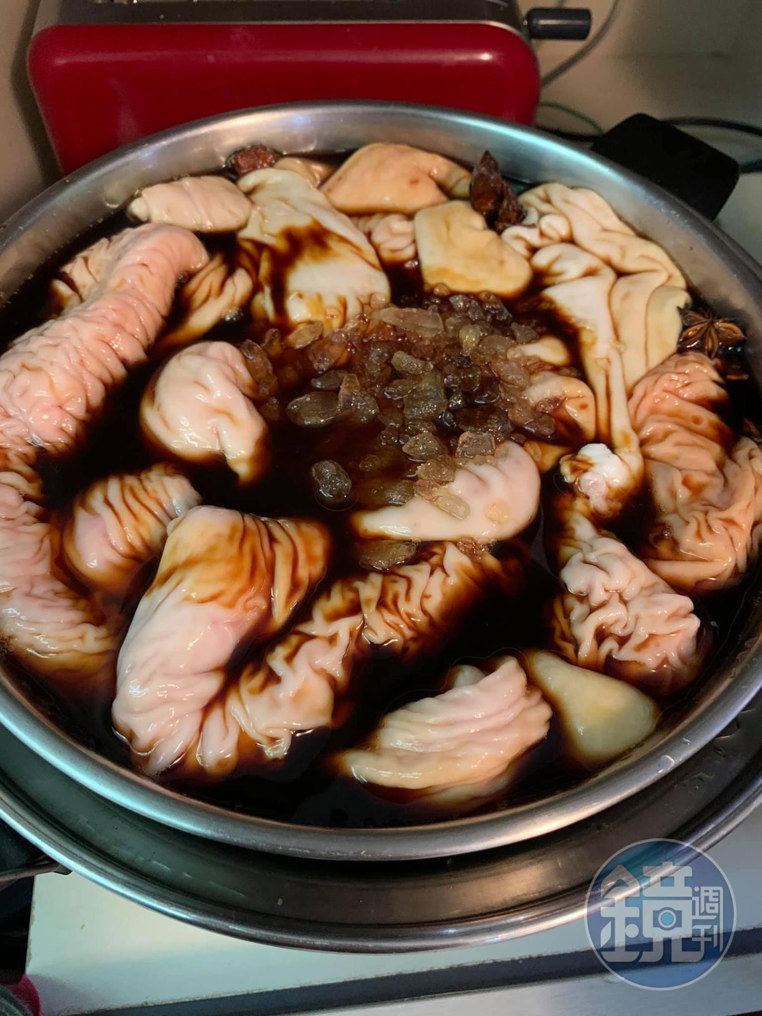 用大同電鍋滷大腸頭,泉發豬肉舖處理得好乾淨。