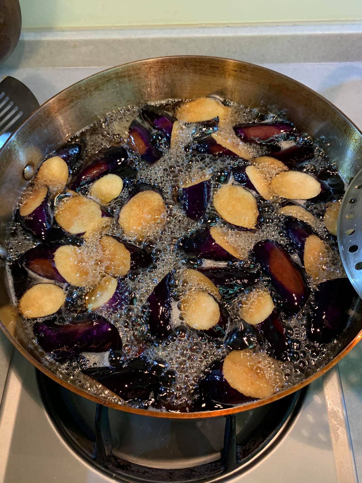 茄子入鍋油炸。