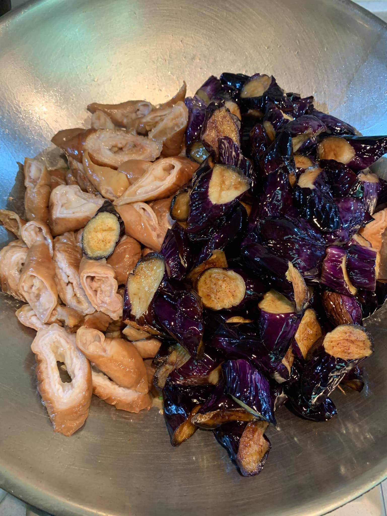 將滷好的大腸與略炸過的茄子共燴一鍋。
