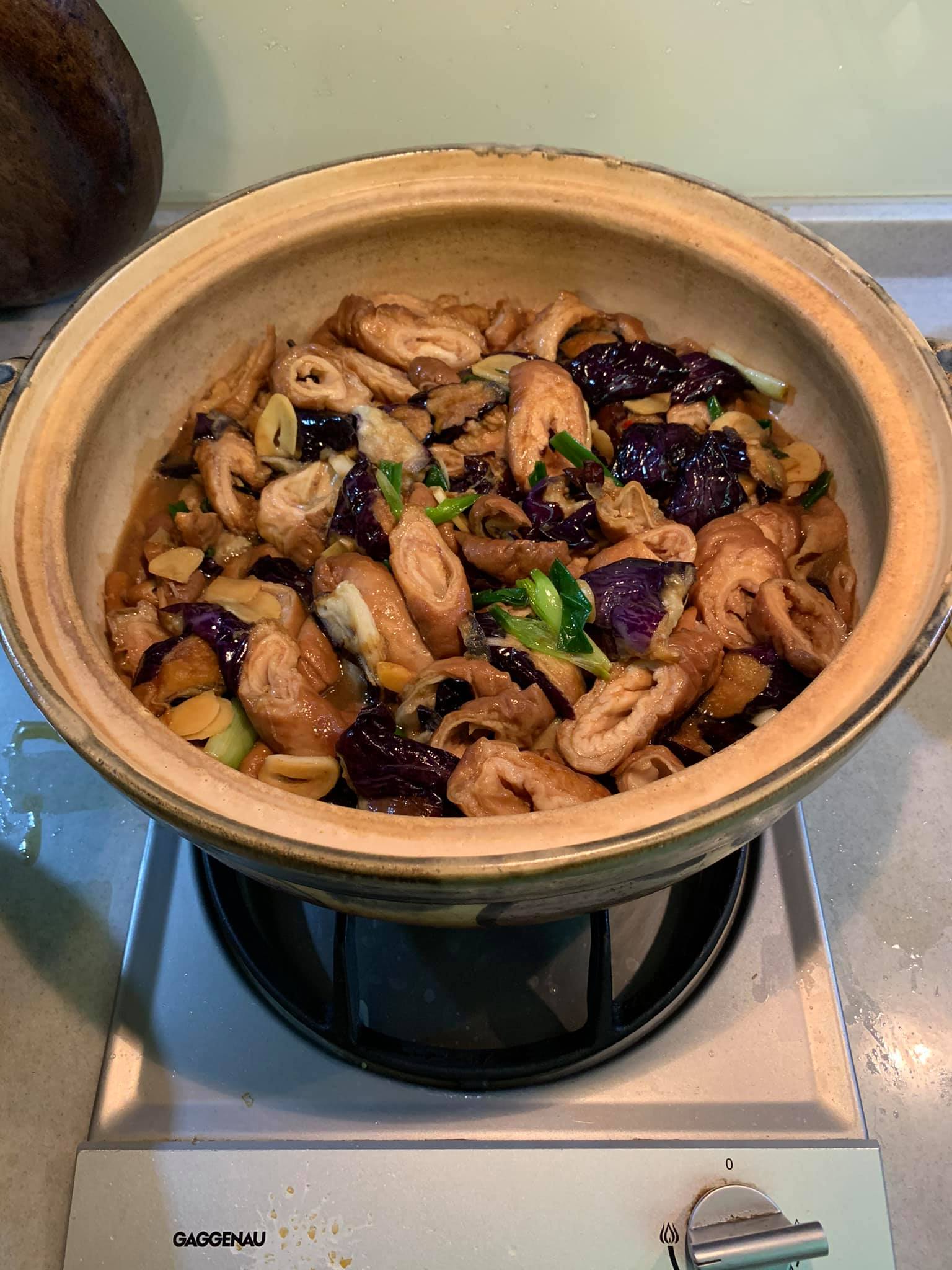 炒好後倒入砂鍋。