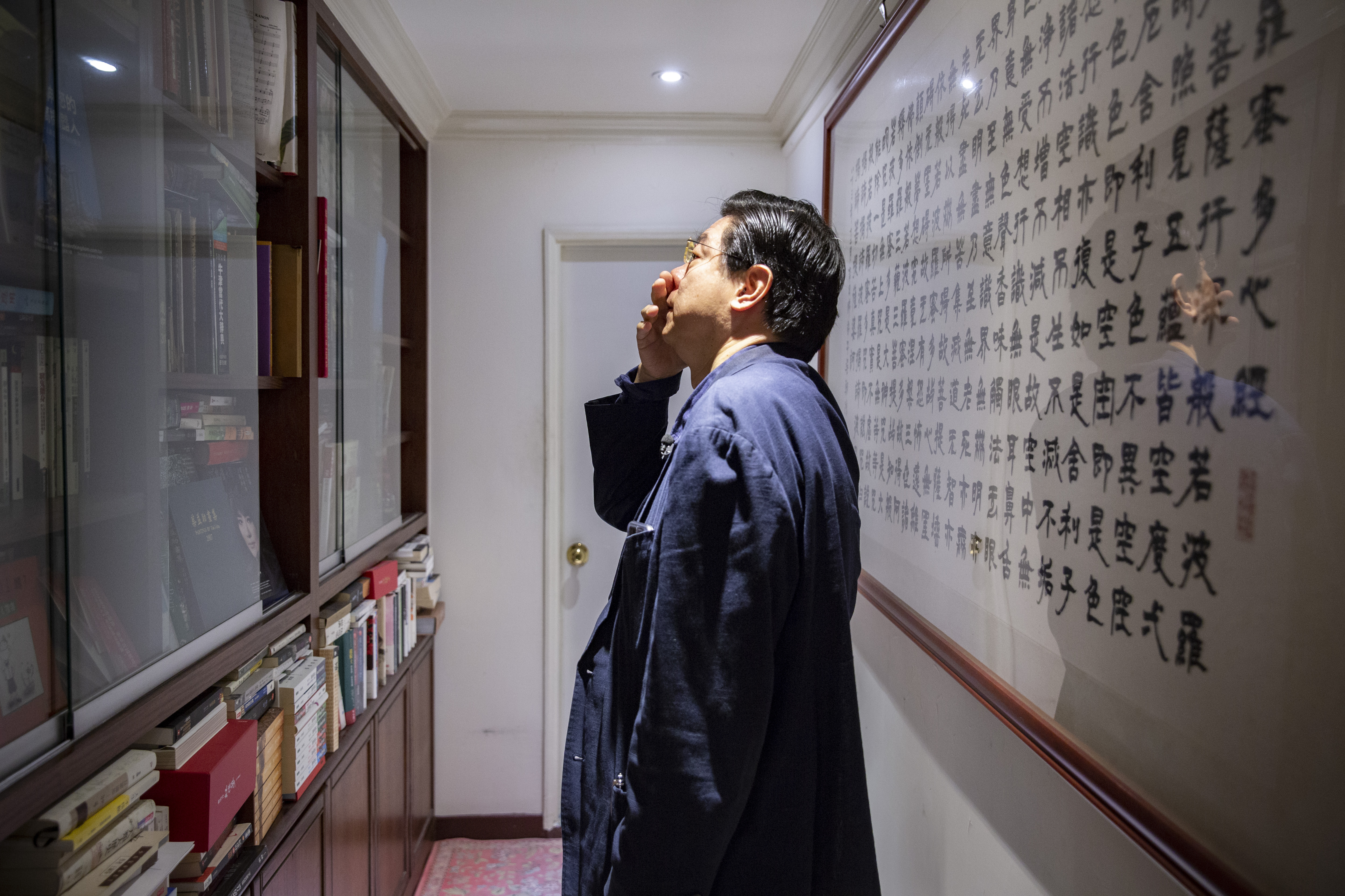 《鏡週刊》社長裴偉每個週末都在家下廚，把平日出外吃飯時跟大廚請教的心得應用在料理中，現在也公開他的廚房筆記。（攝影：王漢順）
