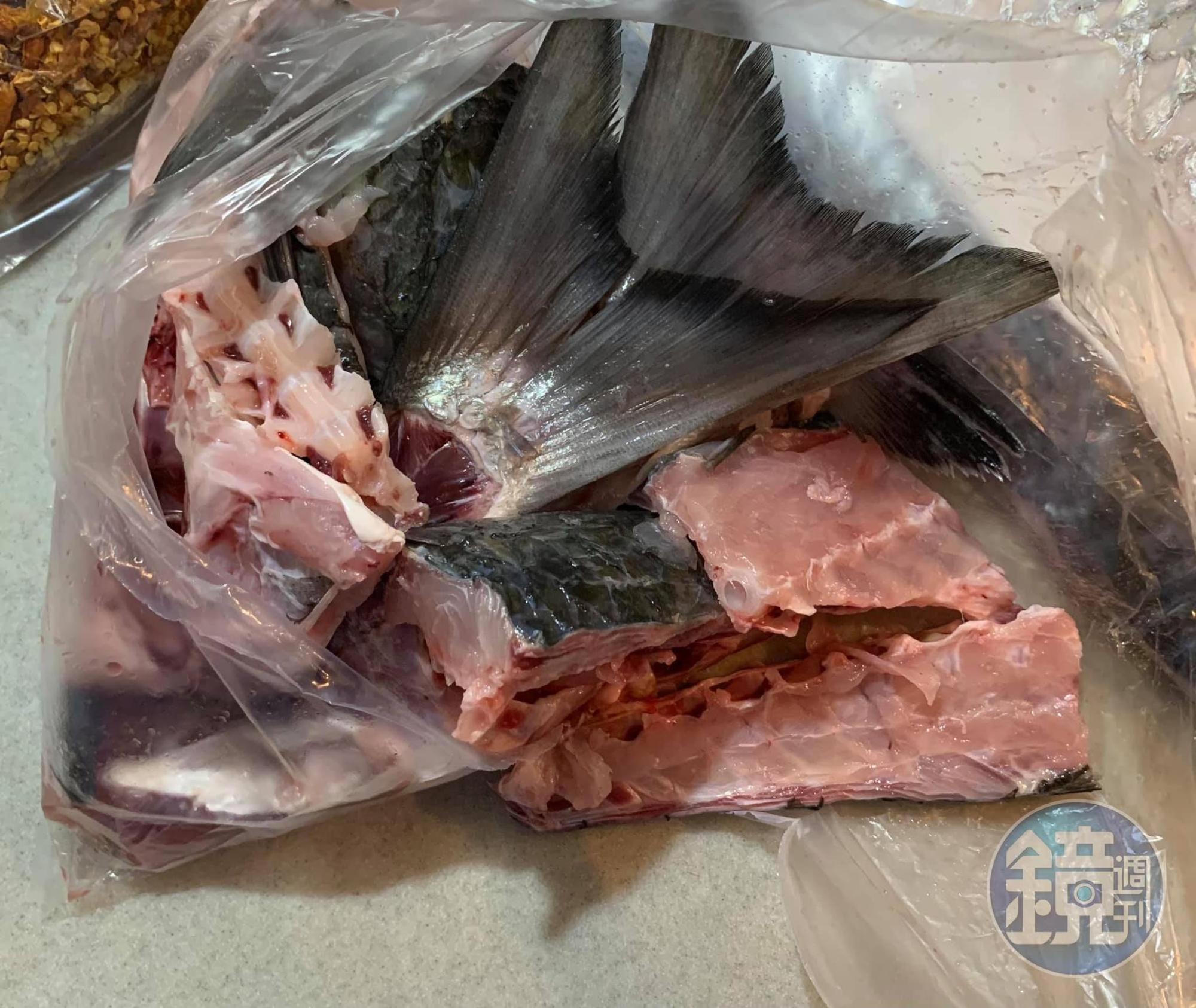 魚頭、魚骨切塊,這是膠原蛋白的主要來源。
