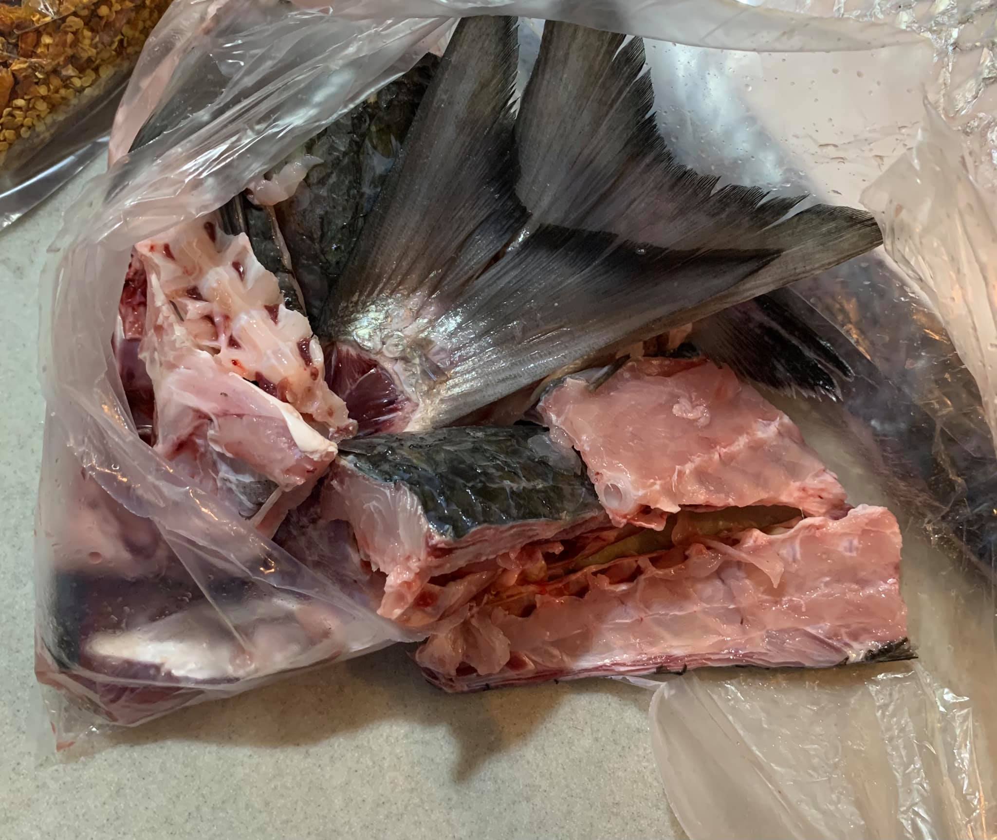 魚頭、魚骨切塊，這是膠原蛋白的主要來源。