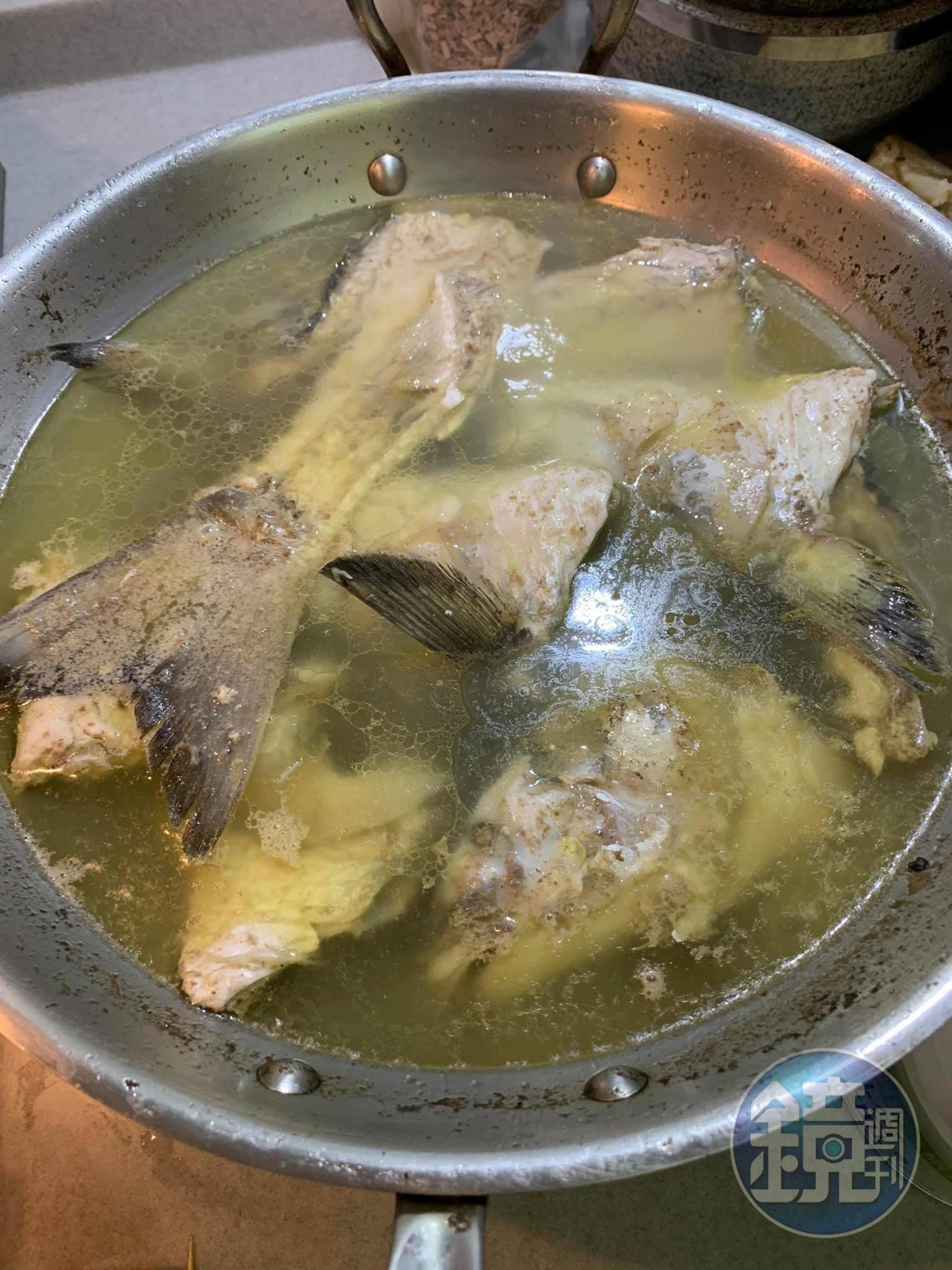 魚頭、魚骨煮半小時成高湯。