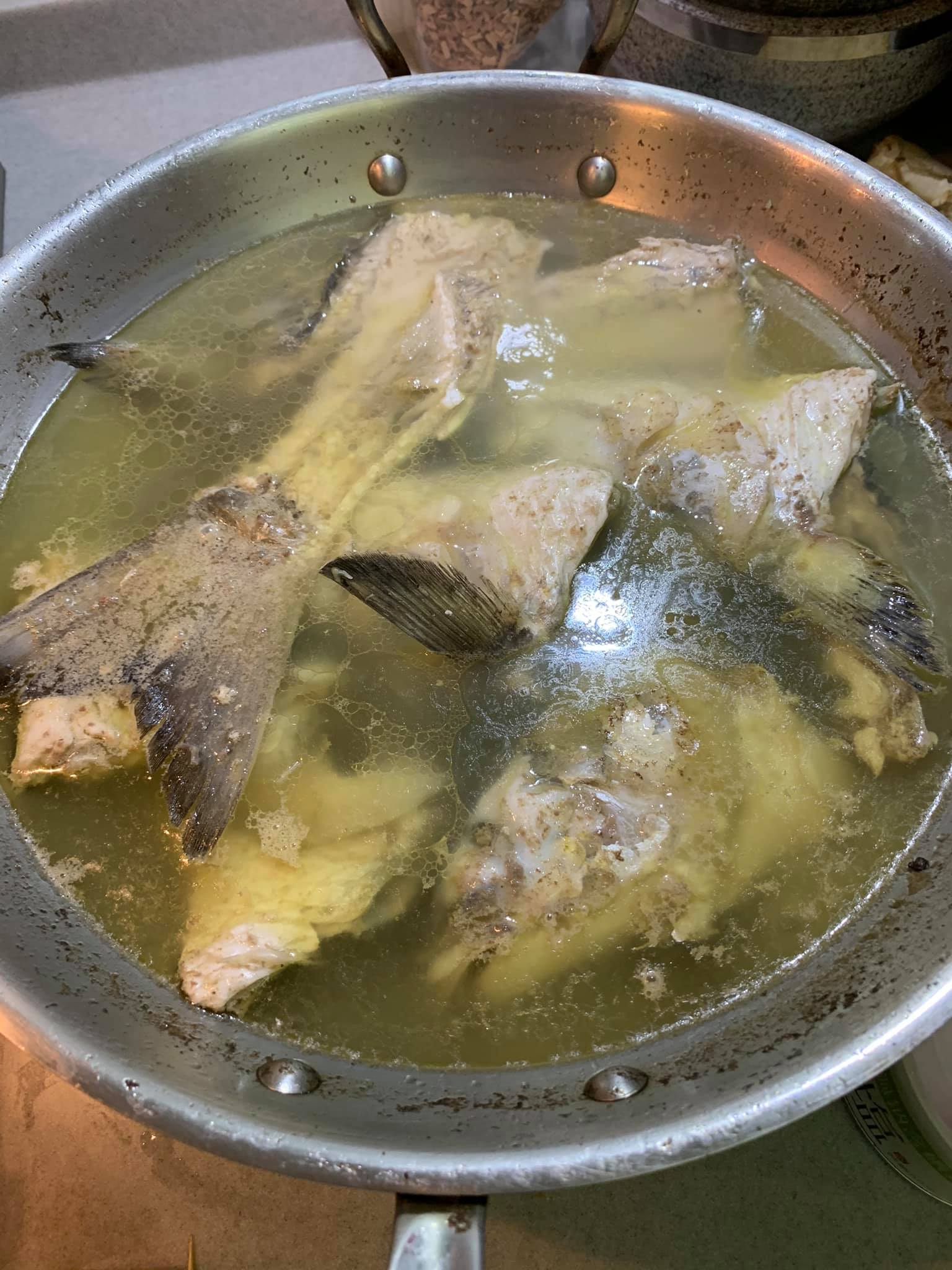 魚頭、魚骨煮半小時成高湯。