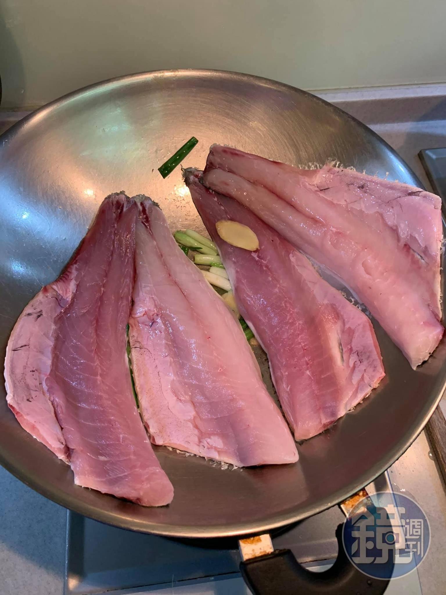 烏魚皮向下,煎香烏魚。