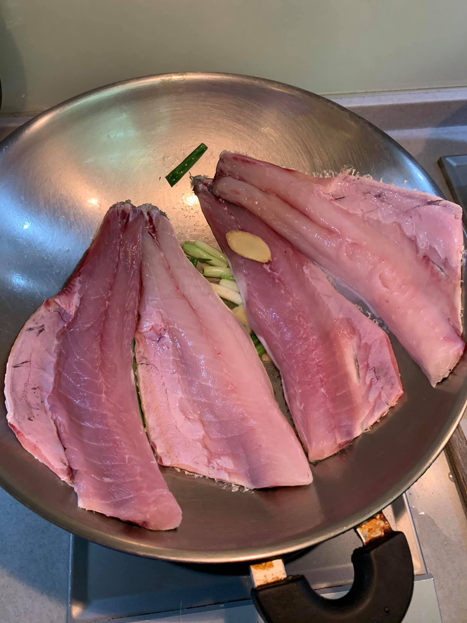 烏魚皮向下，煎香烏魚。