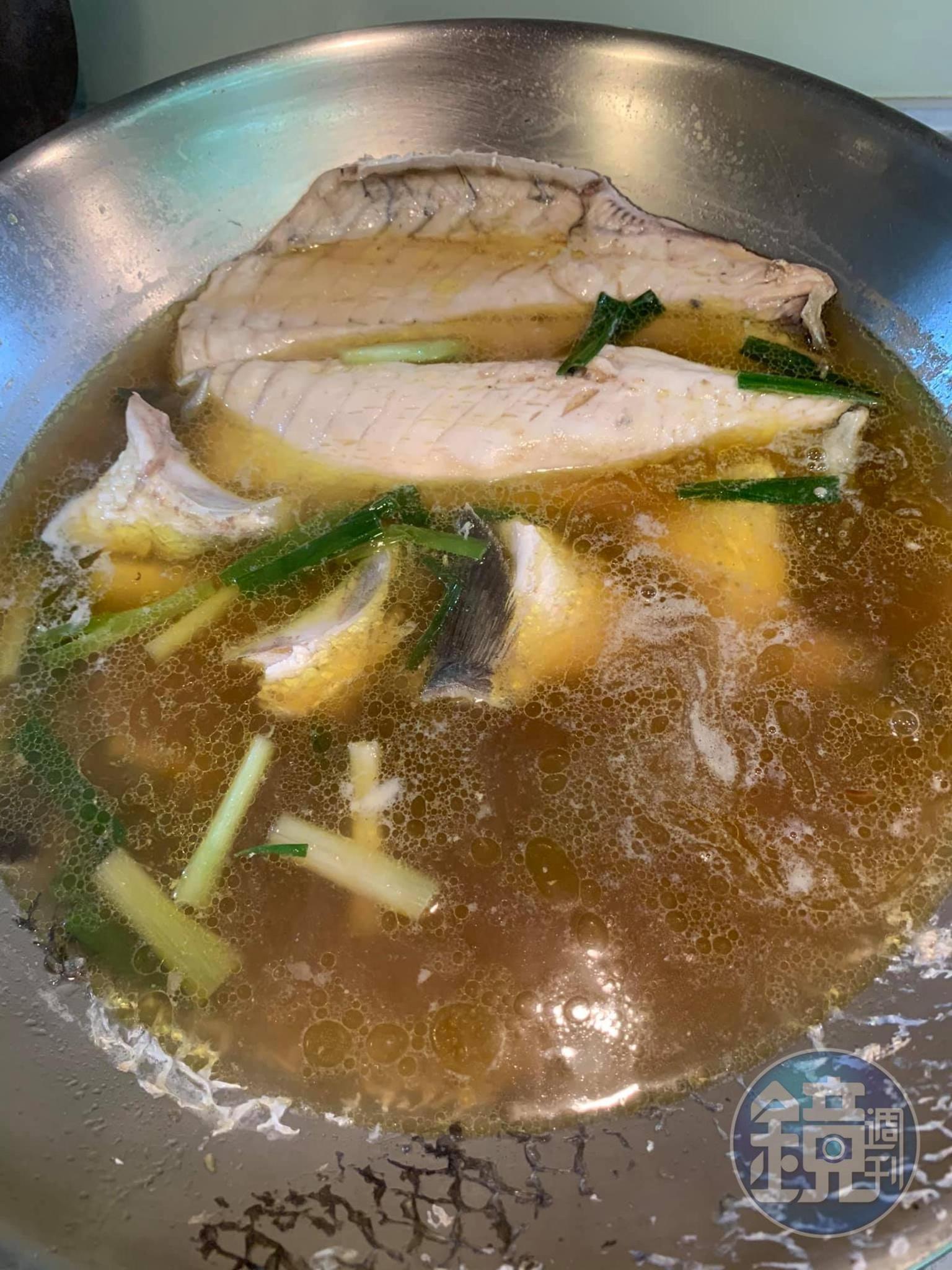 將高湯注入鍋內,繼續燉煮10分鐘。