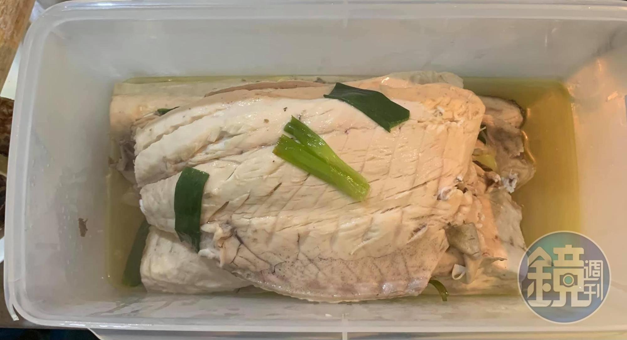將魚片放入容器。