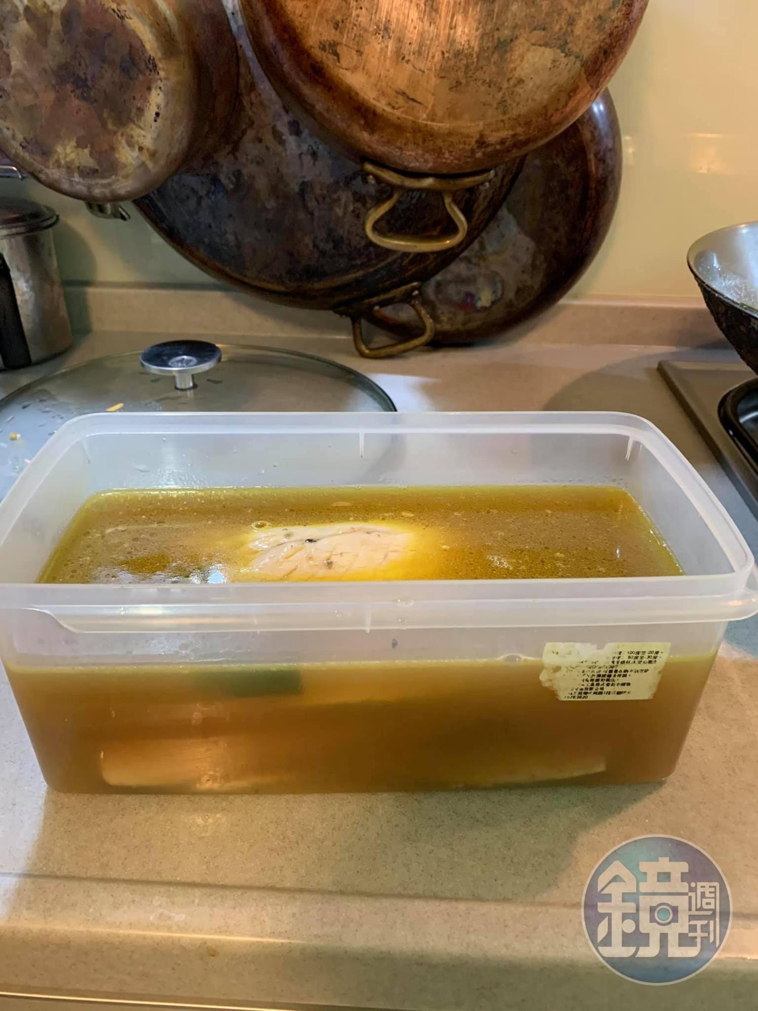 將湯汁倒進容器,湯汁一定要蓋過魚身。