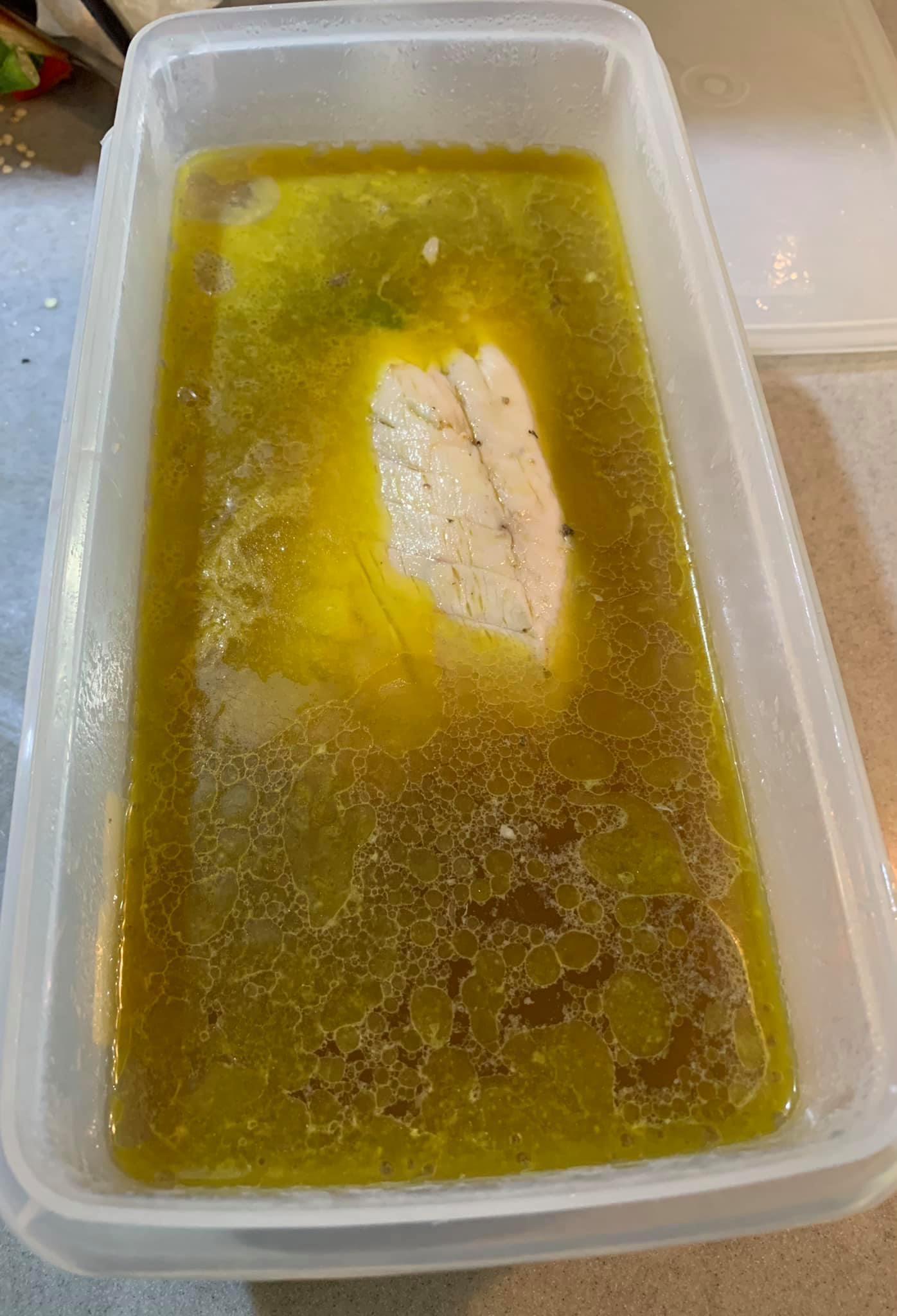 自冰箱取出冰了一天的烏魚凍。