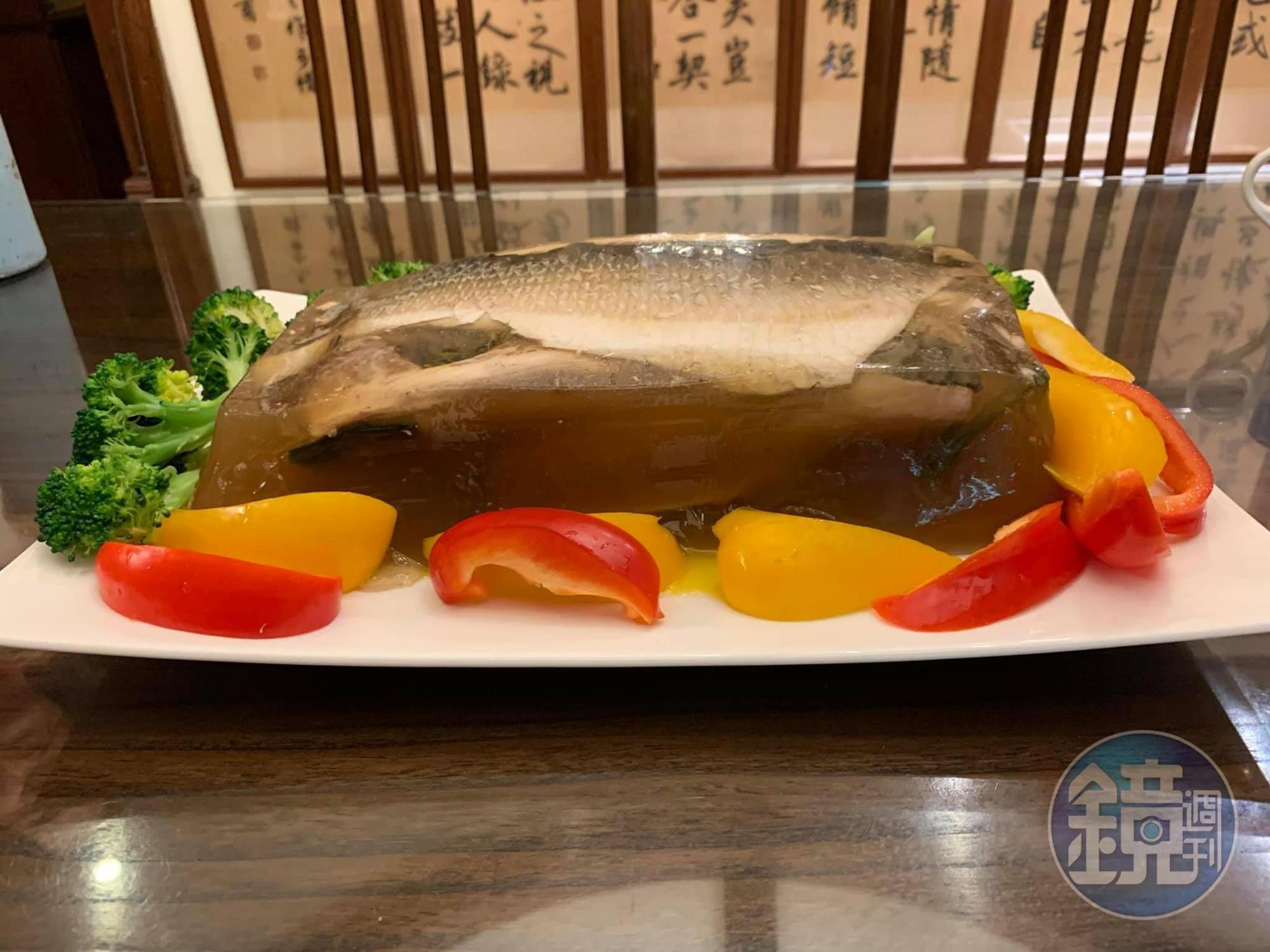 裝飾好的漂亮烏魚凍,果凍呈漂亮的琥珀色,上桌很是澎湃。