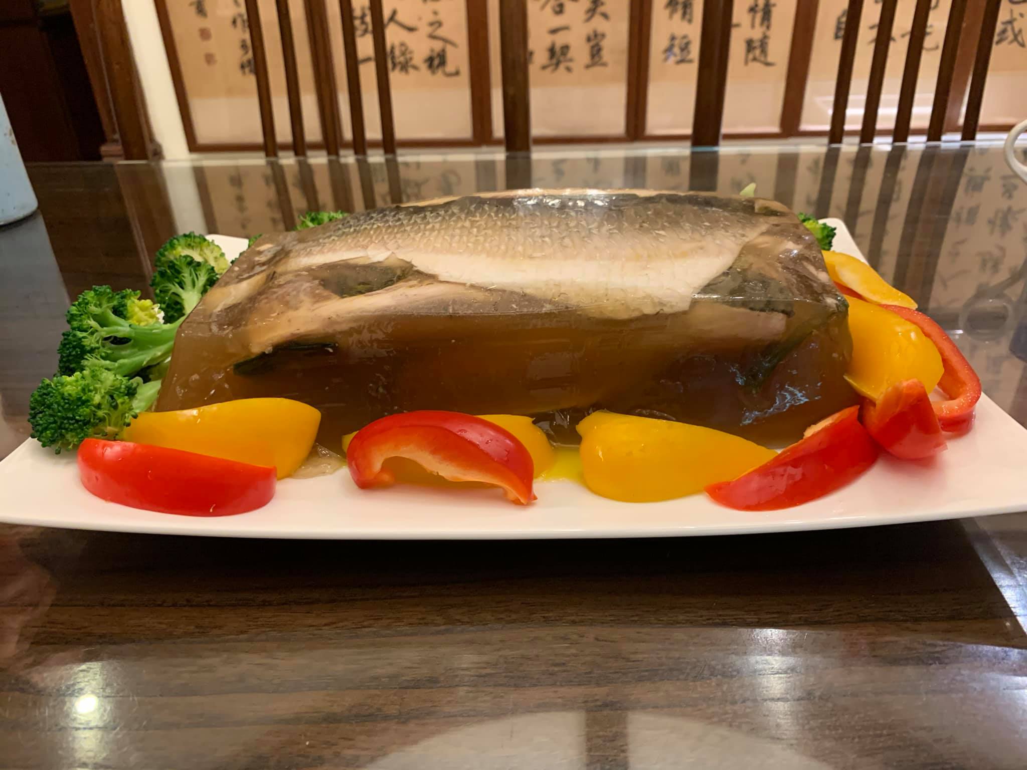 裝飾好的漂亮烏魚凍，果凍呈漂亮的琥珀色，上桌很是澎湃。