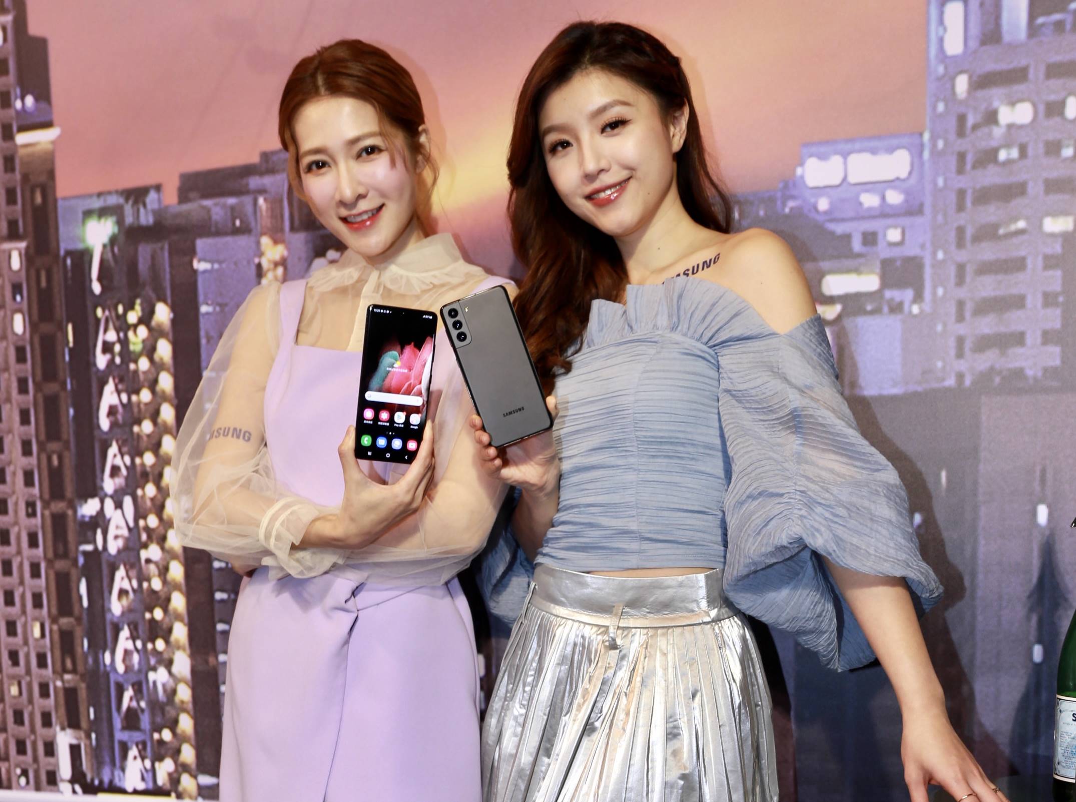 三星發表新款旗艦機皇Galaxy S21，入門款的S21只要799美元，折合新台幣2.2萬元。