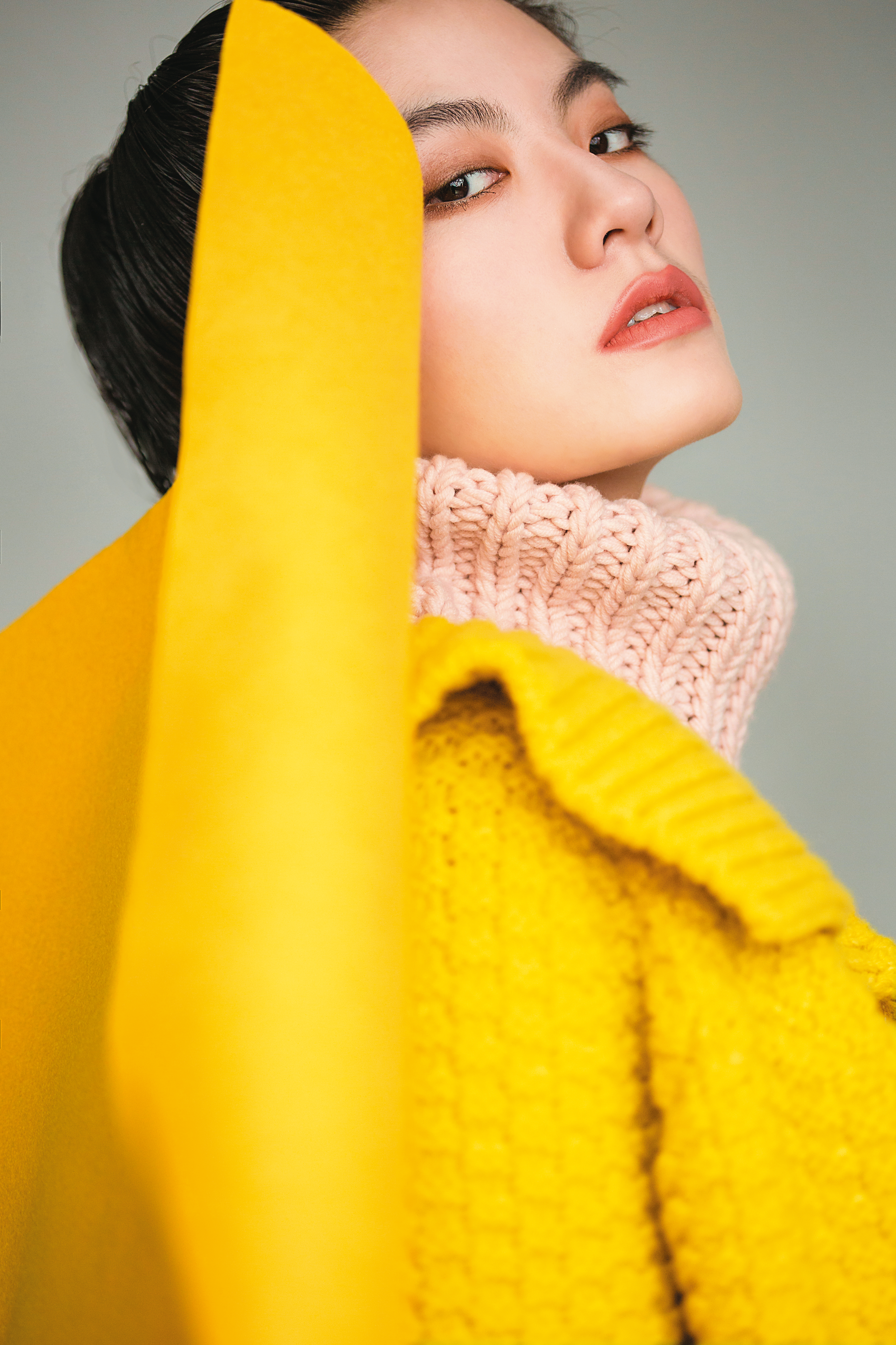 高領針織廓形毛衣 NT$54,000 by FENDI／粗針織鉤針開襟外套 NT$82,100 by BOTTEGA VENETA