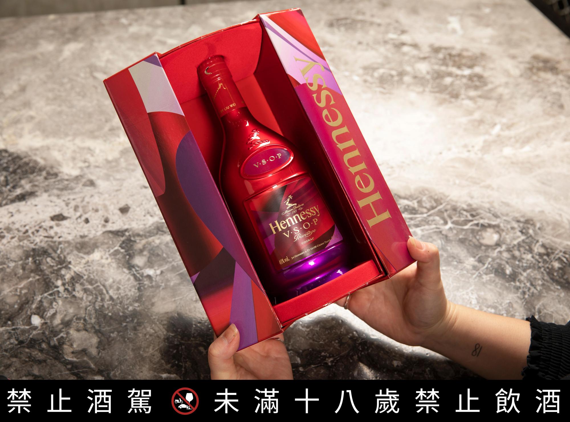 軒尼詩V.S.O.P,帶著些許的辛香料口感,整體輕柔滑順。