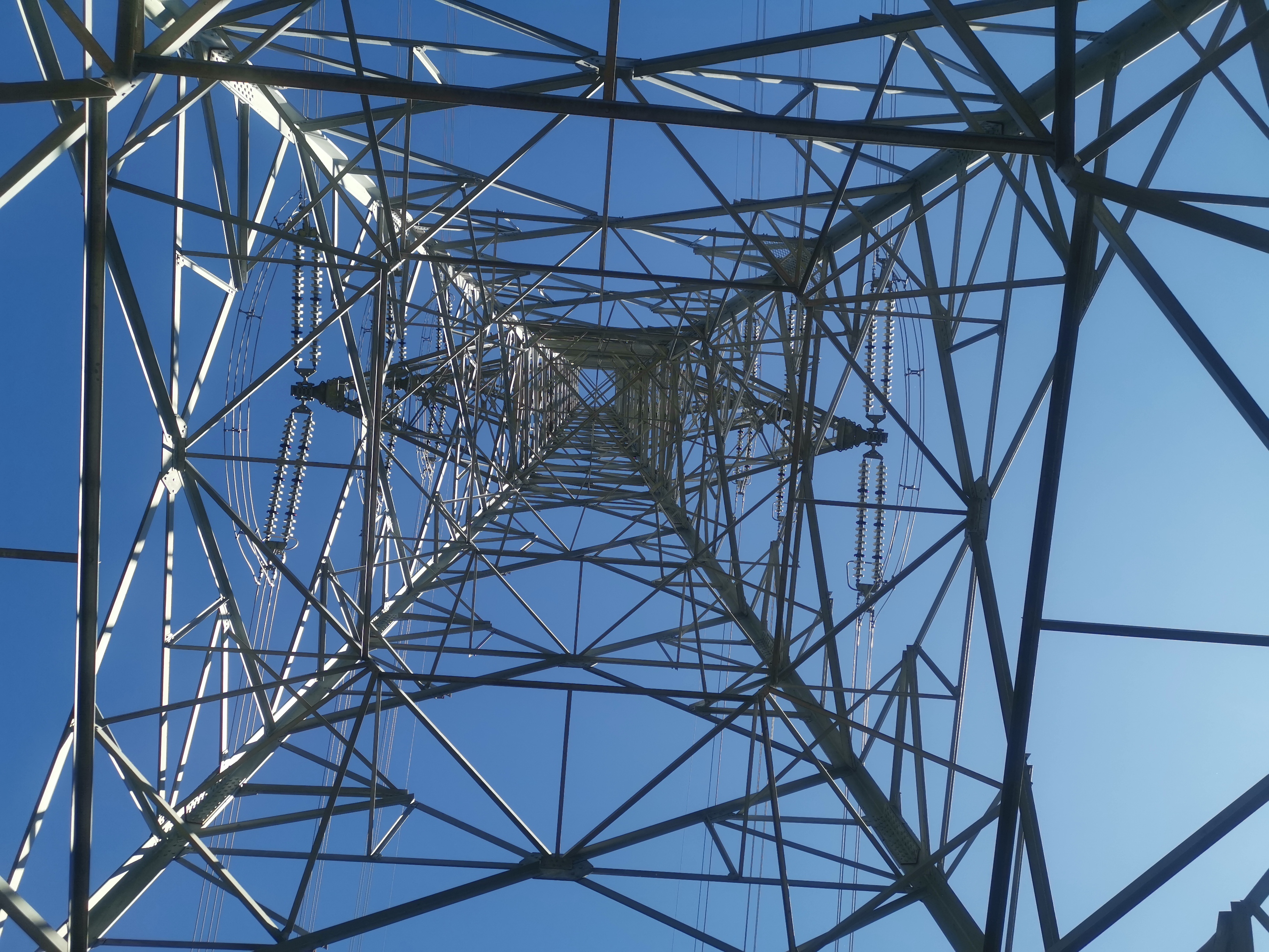 湛藍的天空、高矗的電塔，是一幅獨特的畫面。
