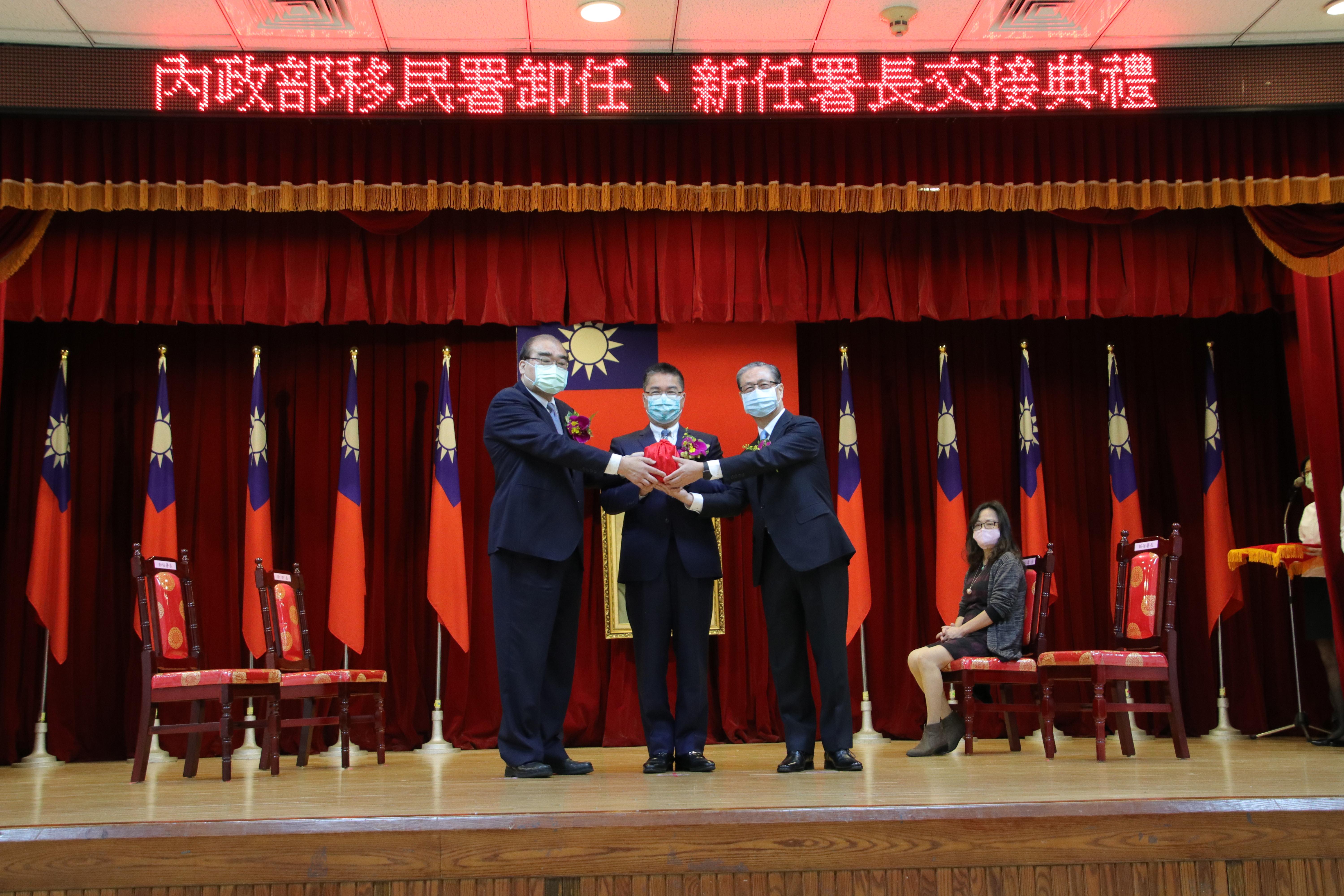 移民署今日新舊署長印信交接，由部長徐國勇（中）主持監交。左為邱豐光，右為鐘景琨。（移民署提供）