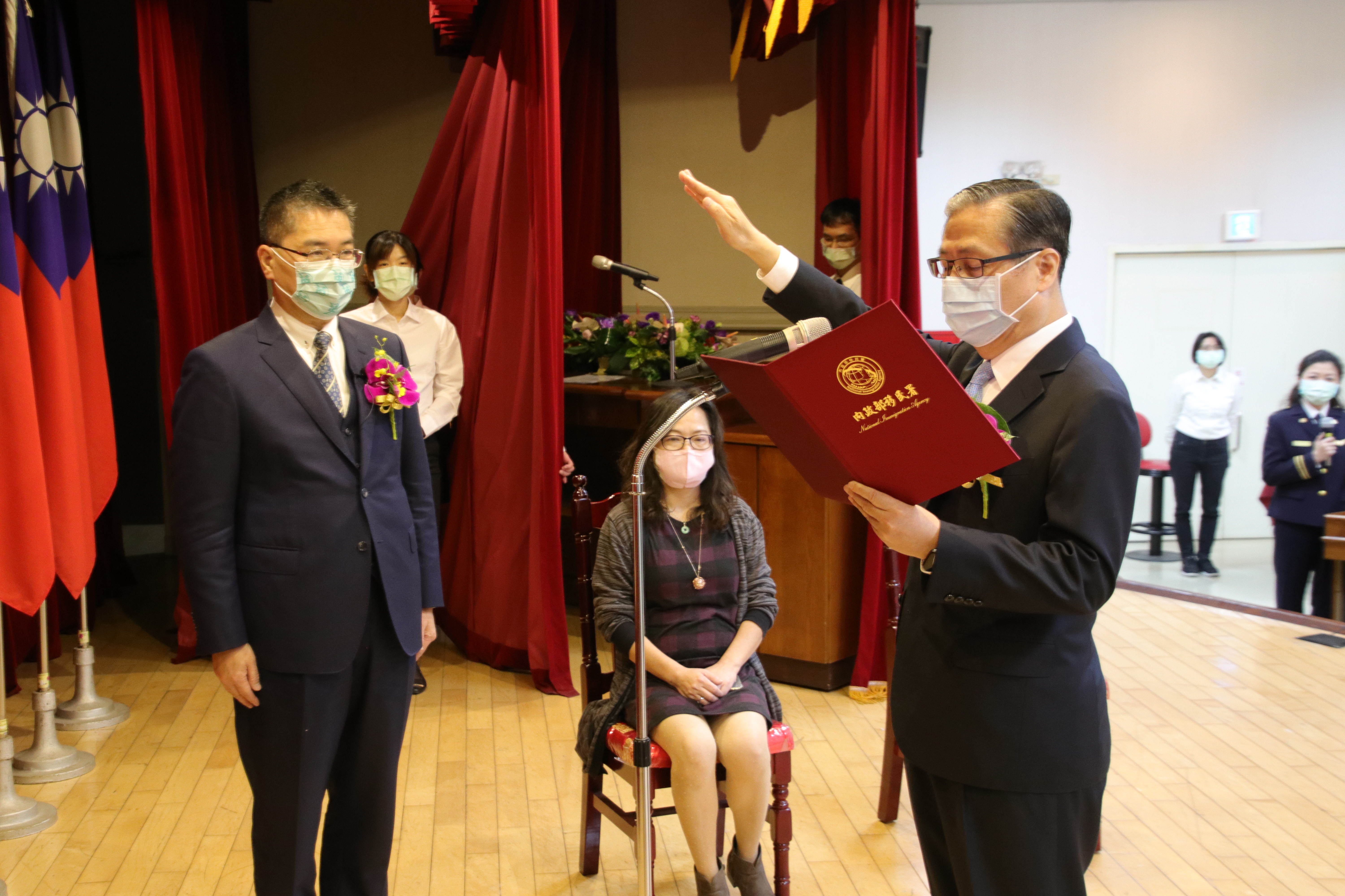 移民署長鐘景琨(右)宣示就任。(移民署提供)