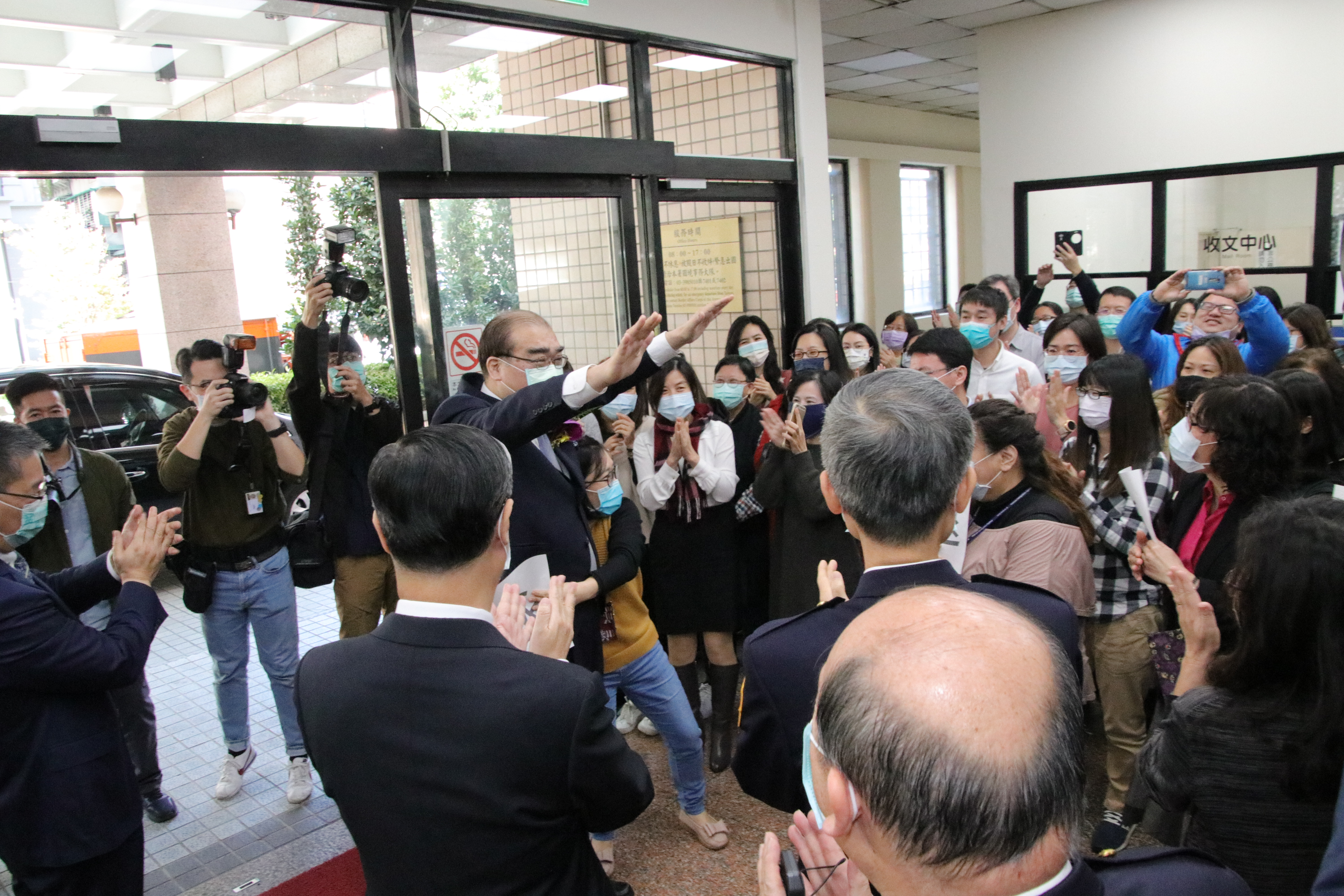 邱豐光屆齡退休,受到移民署台北市服務站同仁熱情歡送。(移民署提供)
