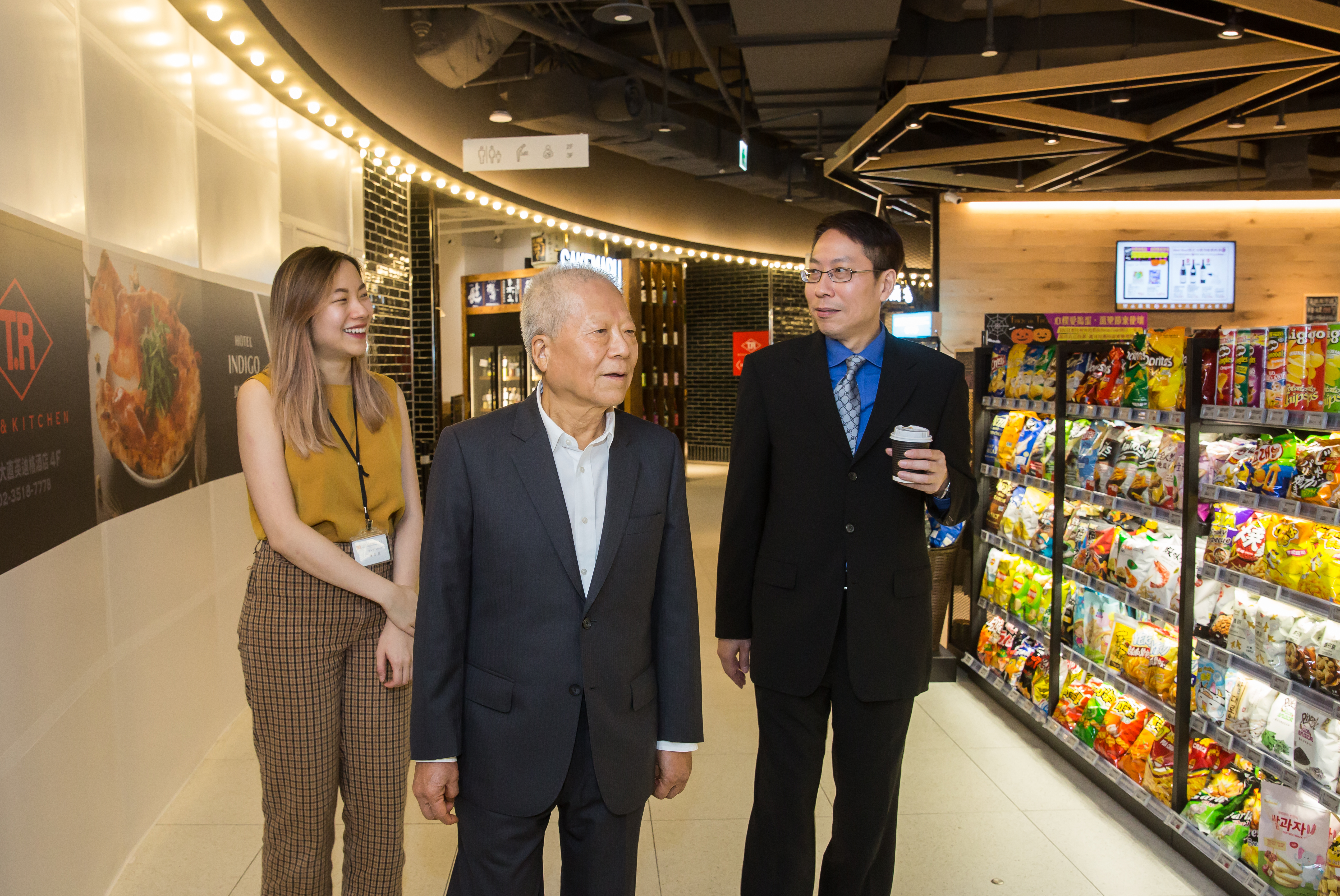 楊秀光（中）與兒子（右）、女兒（左）一起巡視春大直商場，與兒女齊心工作的他感到心滿意足。