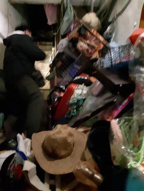 張男家中環境髒亂,警方和社工幾乎是用「爬」的進入。(新北市社會局提供)