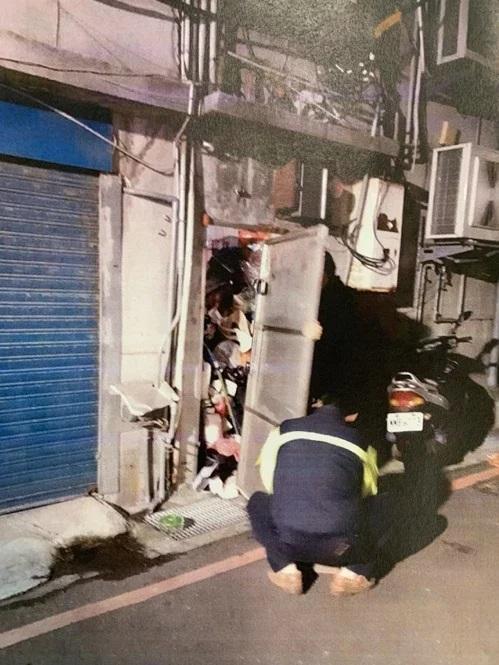 警方和社工破門而入時,門口、通道全是垃圾。(新北市社會局提供)