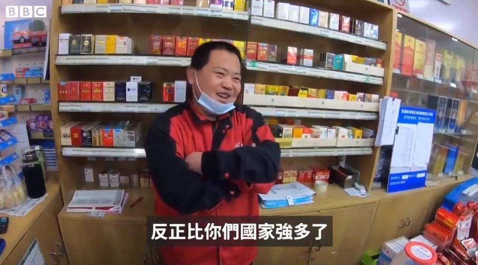 北京當地店家對於政府防疫相當有信心,反酸BBC記者「反正比你們國家(指英國)強多了」。(翻攝自@bbcchinese推特)