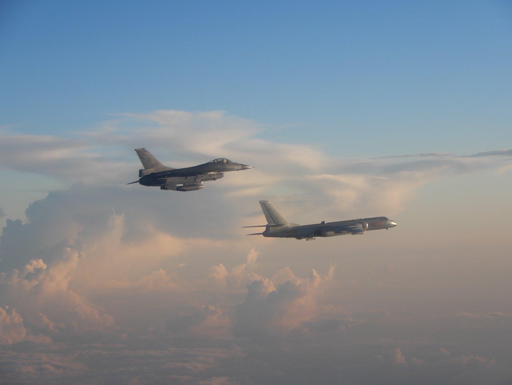 今日屏東九鵬基地試射飛彈，中國軍機再度侵入我國領空，當國軍以廣播驅離時中方囂張回嗆「請不要干擾我」。（空軍司令部提供）