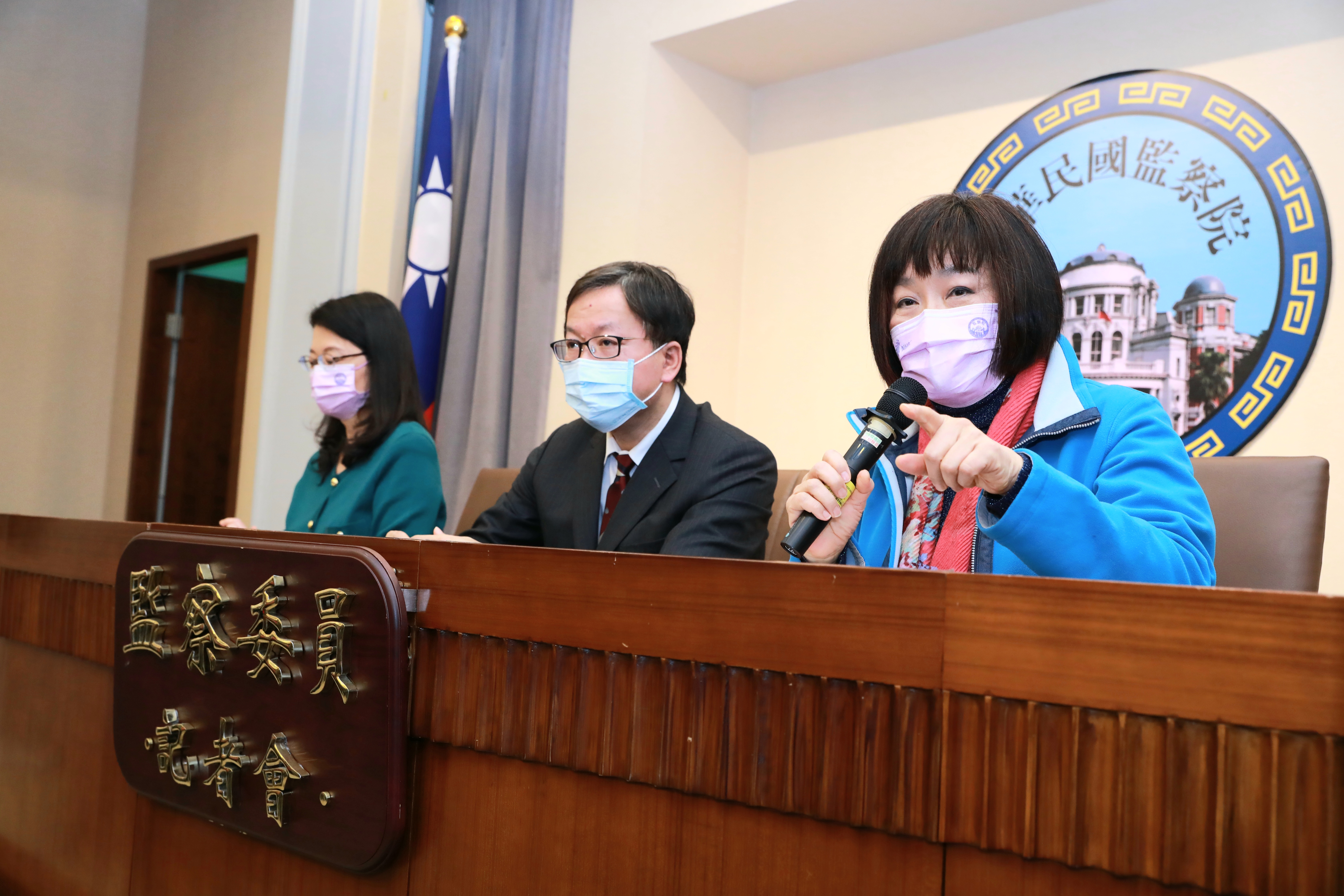 監委紀惠容（右起）、林郁容、王美玉今針對丁允恭有損官箴遭彈劾案舉行記者會。