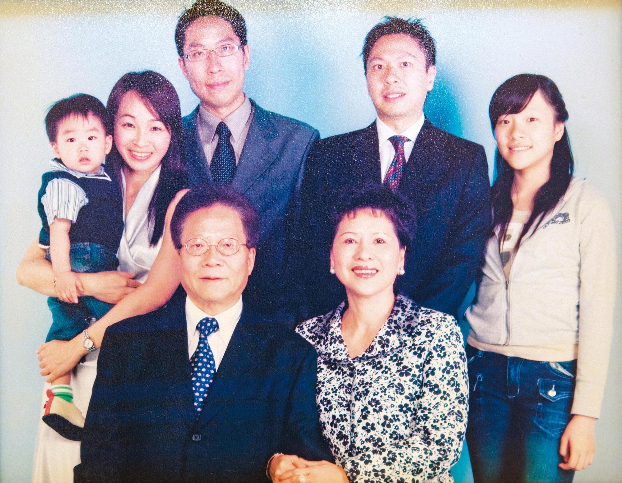 楊秀光(前排左)很重視家庭,活化資產後安排孩子接班,享受全家人齊心打拚的團結。(楊秀光提供)