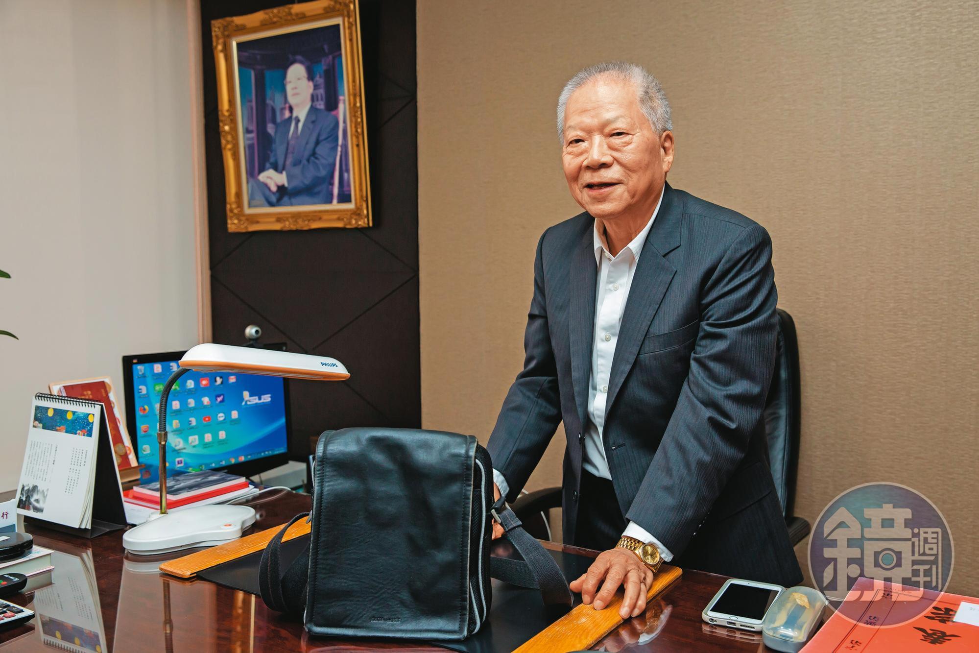 楊秀光有客家人的勤儉個性,服役二十多年的公事包雖很少使用,他仍捨不得丟。