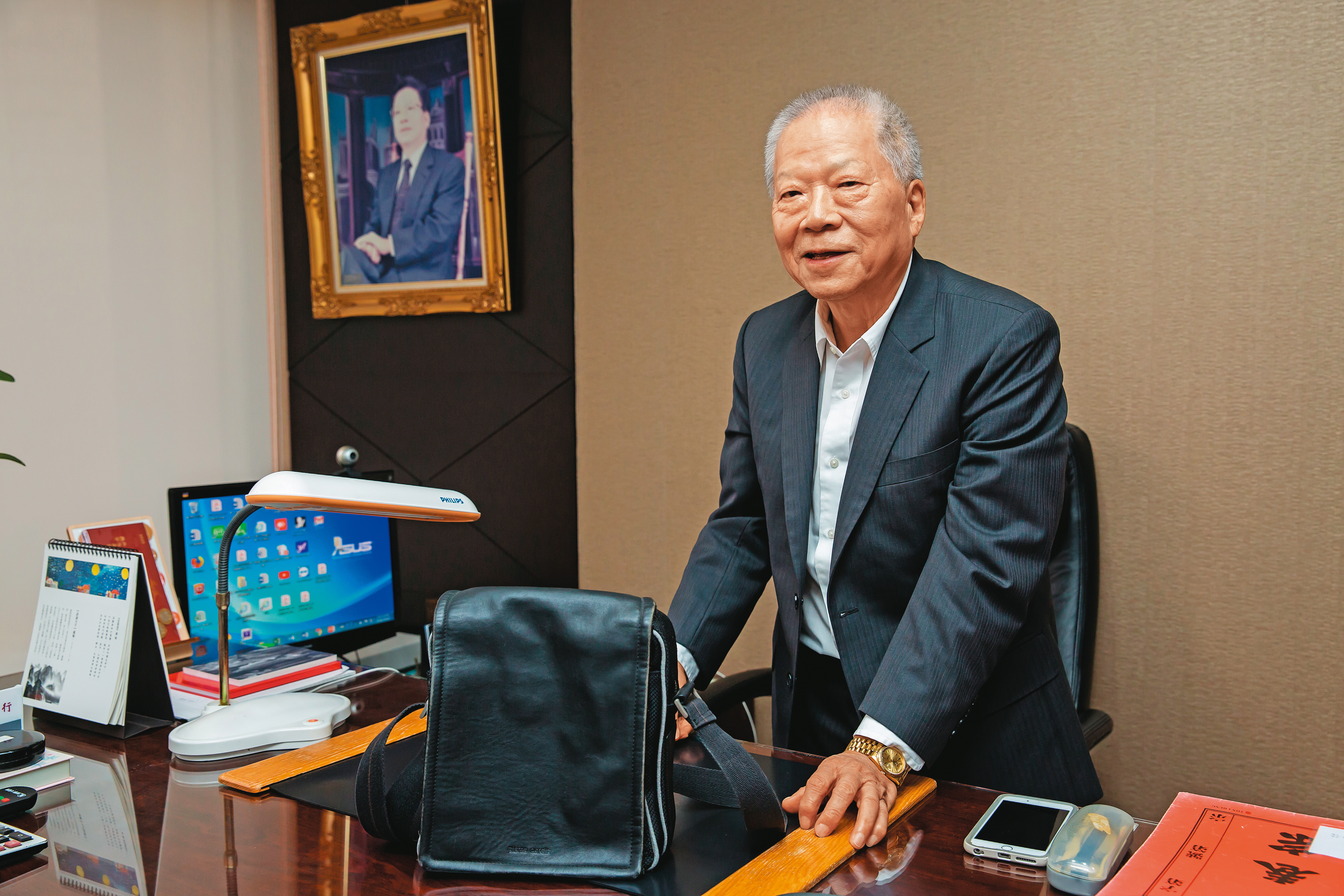 楊秀光有客家人的勤儉個性，服役二十多年的公事包雖很少使用，他仍捨不得丟。