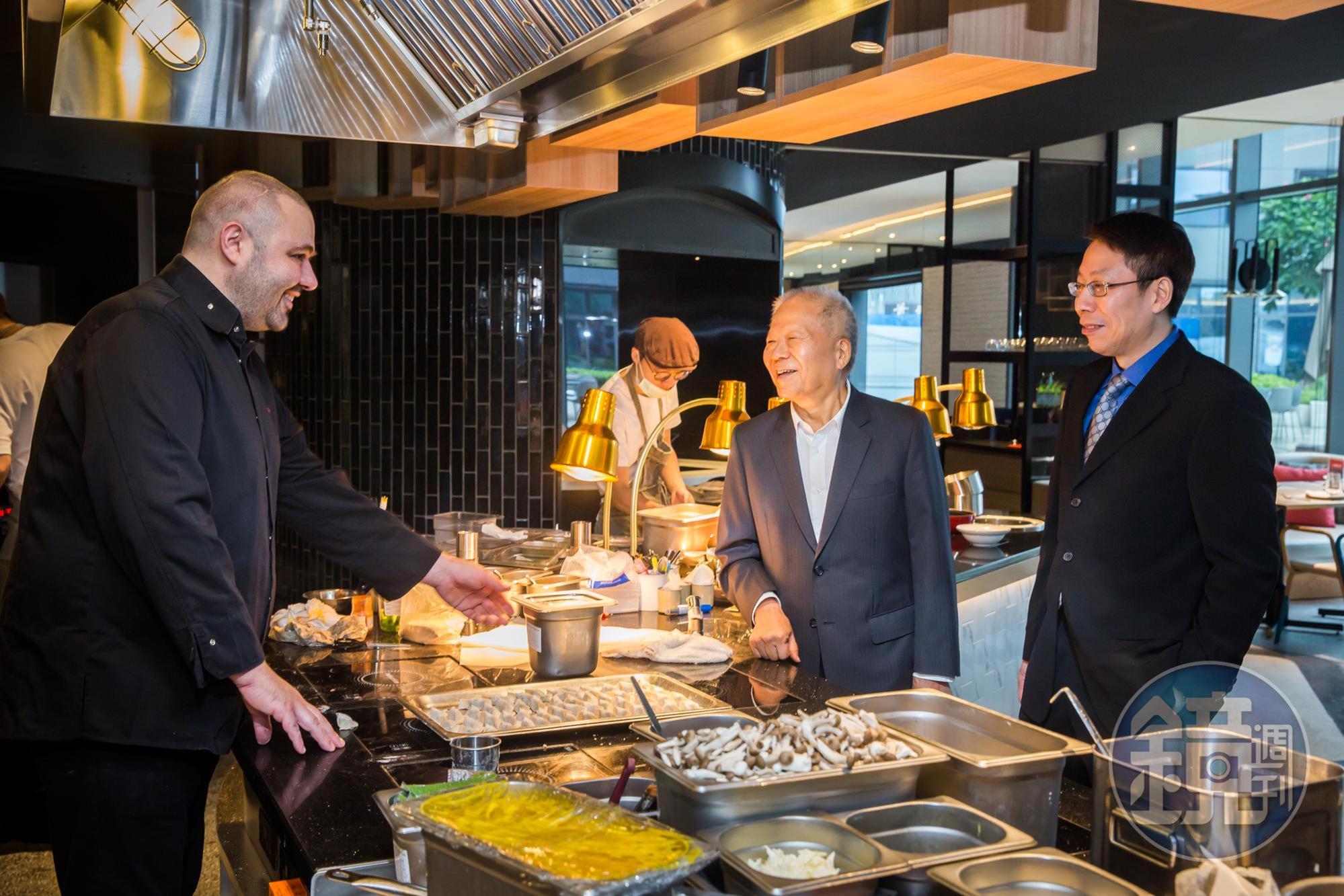 為了在飯店內開餐廳,楊秀光(中)與兒子楊國裕(右)特別挖角台北侯布雄法式餐廳的法籍副主廚菲德烈克(左)設計菜色。