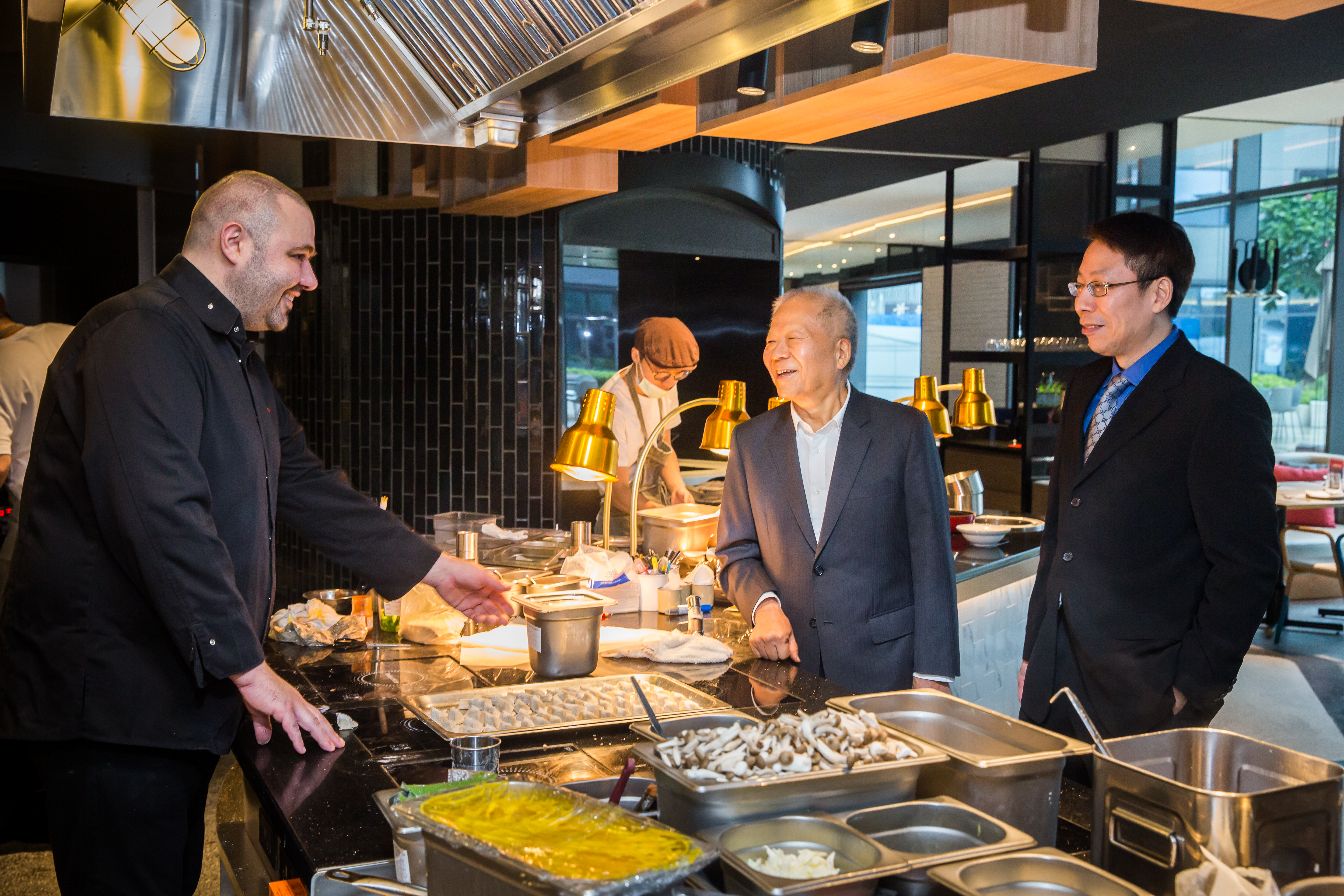 為了在飯店內開餐廳，楊秀光（中）與兒子楊國裕（右）特別挖角台北侯布雄法式餐廳的法籍副主廚菲德烈克（左）設計菜色。