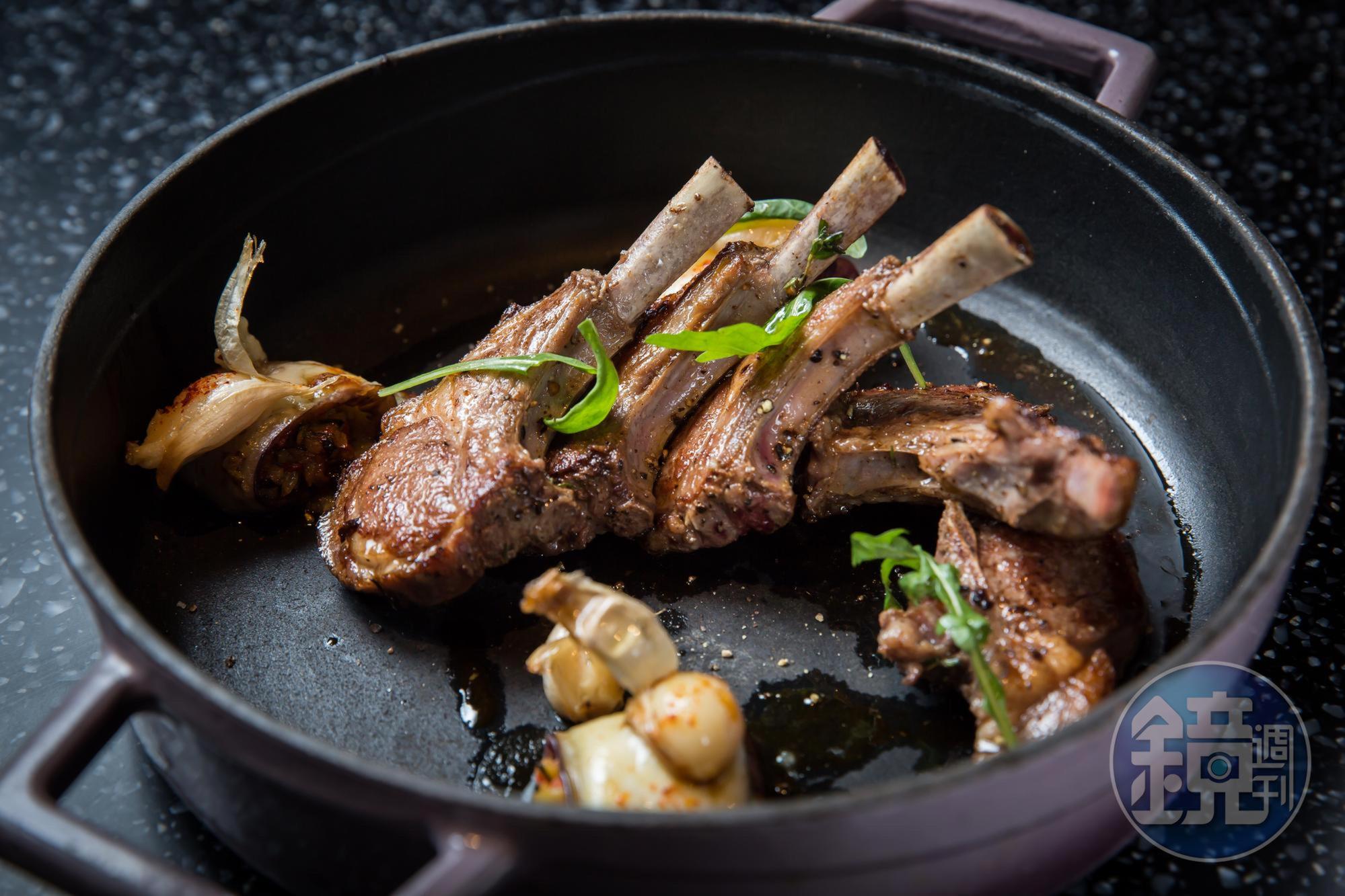 T.R Bar & Kitchen的招牌烤羊排選用紐西蘭羔羊肉,主廚自信地僅以鹽巴與胡椒調味,烤至5分熟嫩度最佳。(2,880元/份)