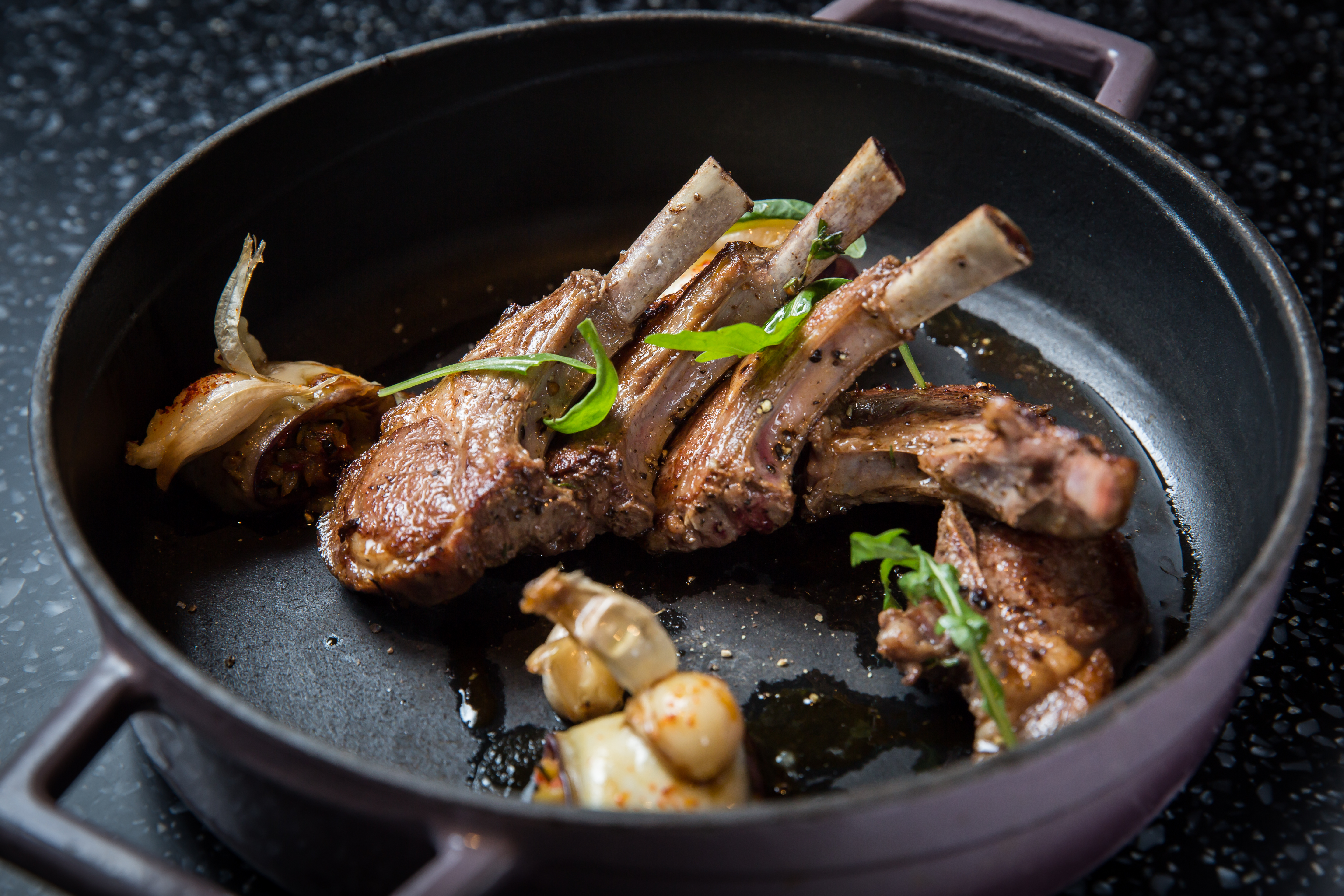 T.R Bar & Kitchen的招牌烤羊排選用紐西蘭羔羊肉，主廚自信地僅以鹽巴與胡椒調味，烤至5分熟嫩度最佳。（2,880元／份）