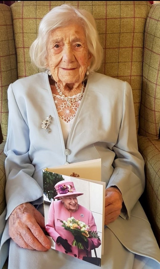 106歲的瑪麗氣質優雅。（翻攝Donna4Rainhill推特）