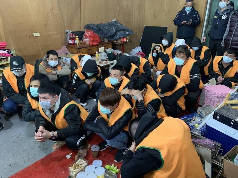 移民署桃園市專勤隊破獲越南籍移工開設賭場。(讀者提供)
